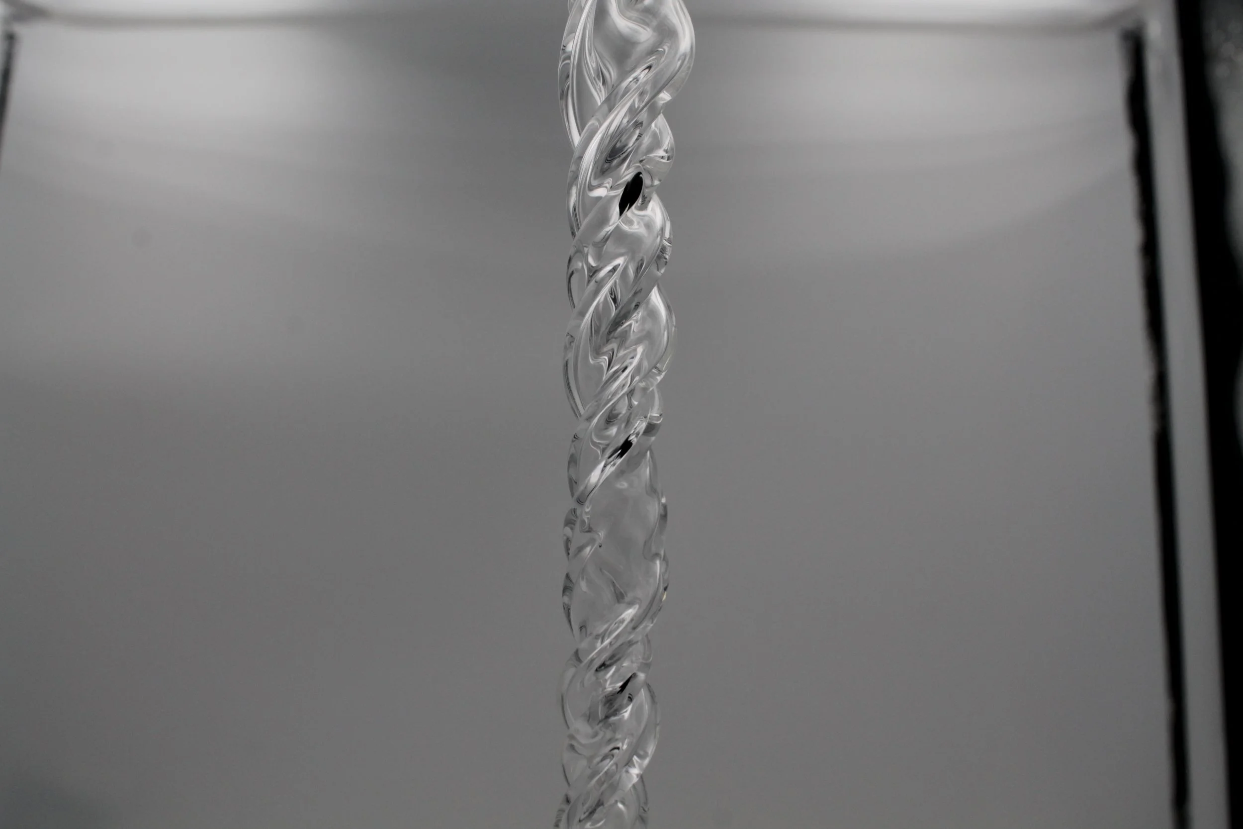 Handgefertigtes Christbaumornament in Form eines gedrehten Eiszapfens aus klarem Borosilikatglas