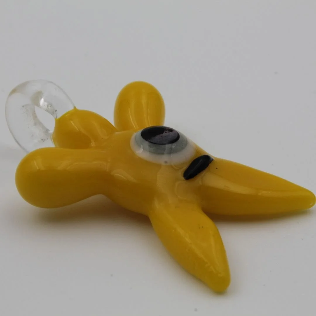 Handgefertigtes gelbes Fantasieobjekt aus Borosilikatglas mit Auge und transparenter Öse