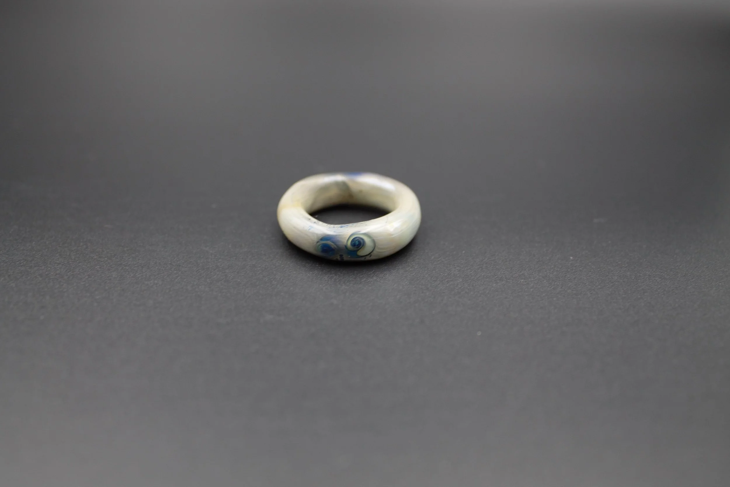 Kleiner handgefertigter Glasring aus hellem Borosilikatglas mit blauen Details