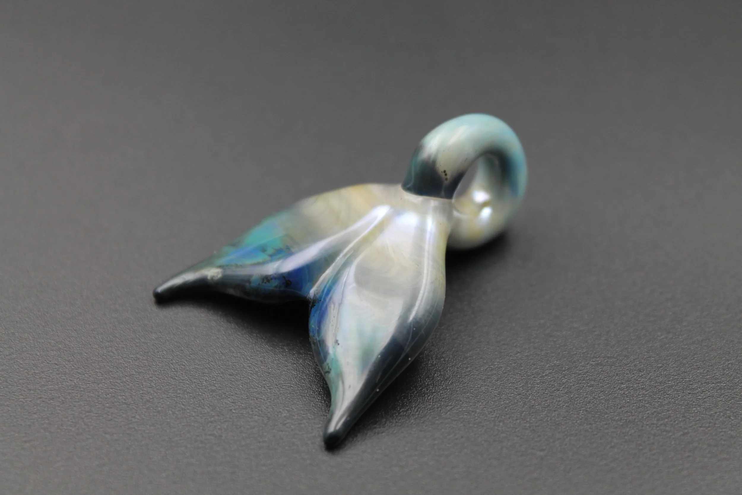 Handgefertigte Walfluke aus Borosilikatglas mit blau-weißen Farbdetails