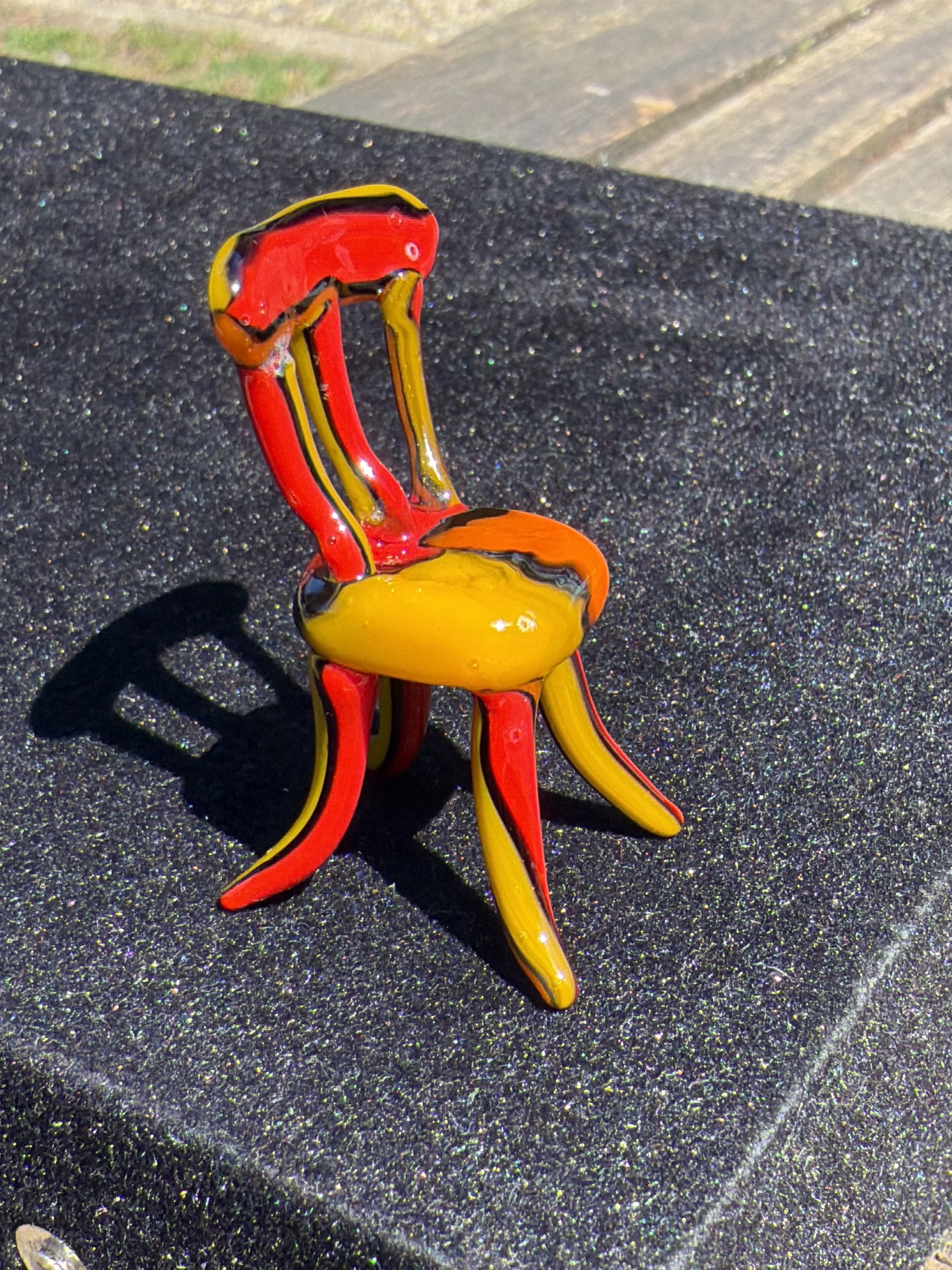 Miniatur-Stuhlskulptur aus Glas in Orange und Rot, StudioJoshi