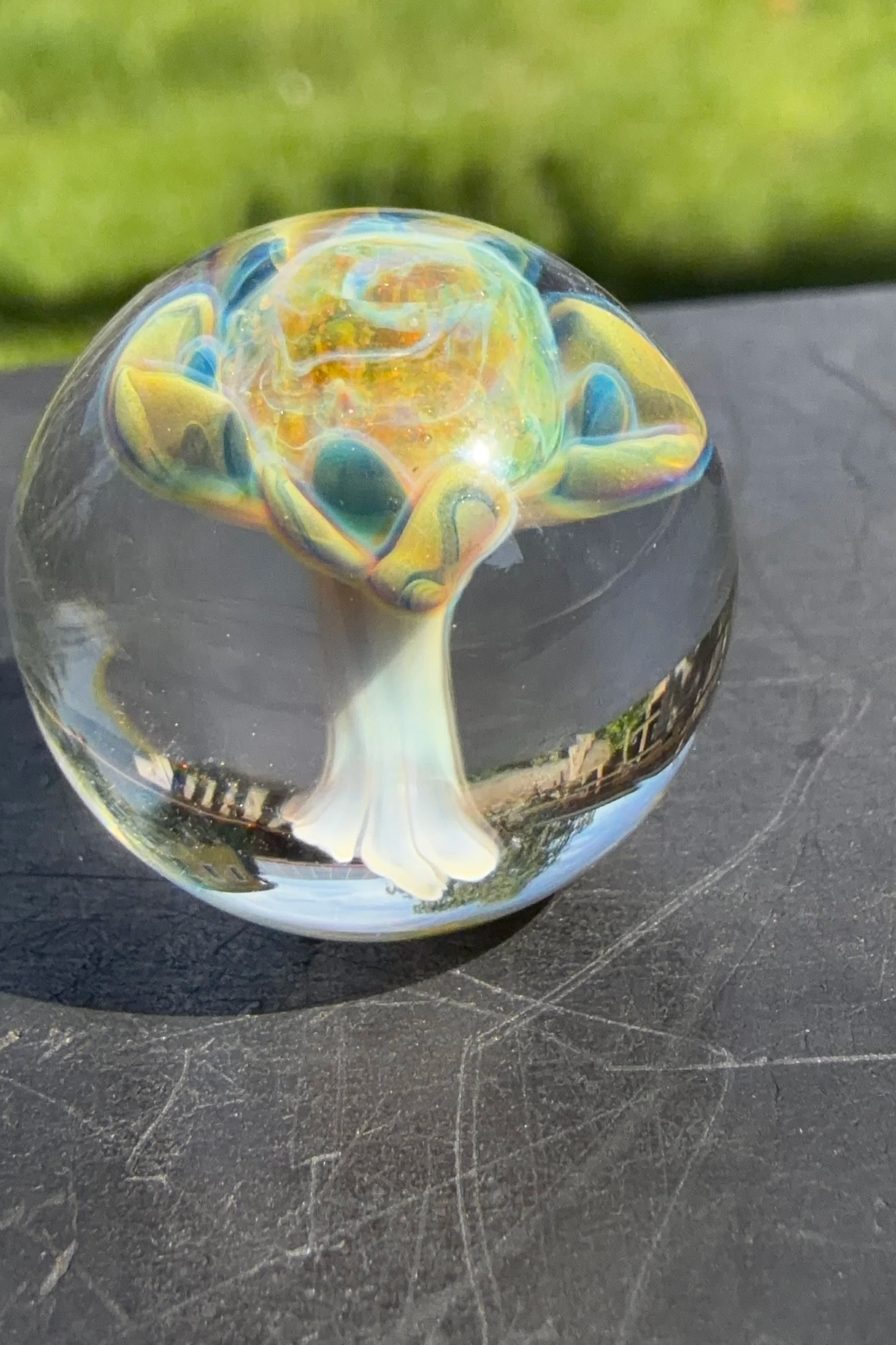 Glasmurmel aus Borosilikatglas mit dunklen und leuchtenden Farbdetails