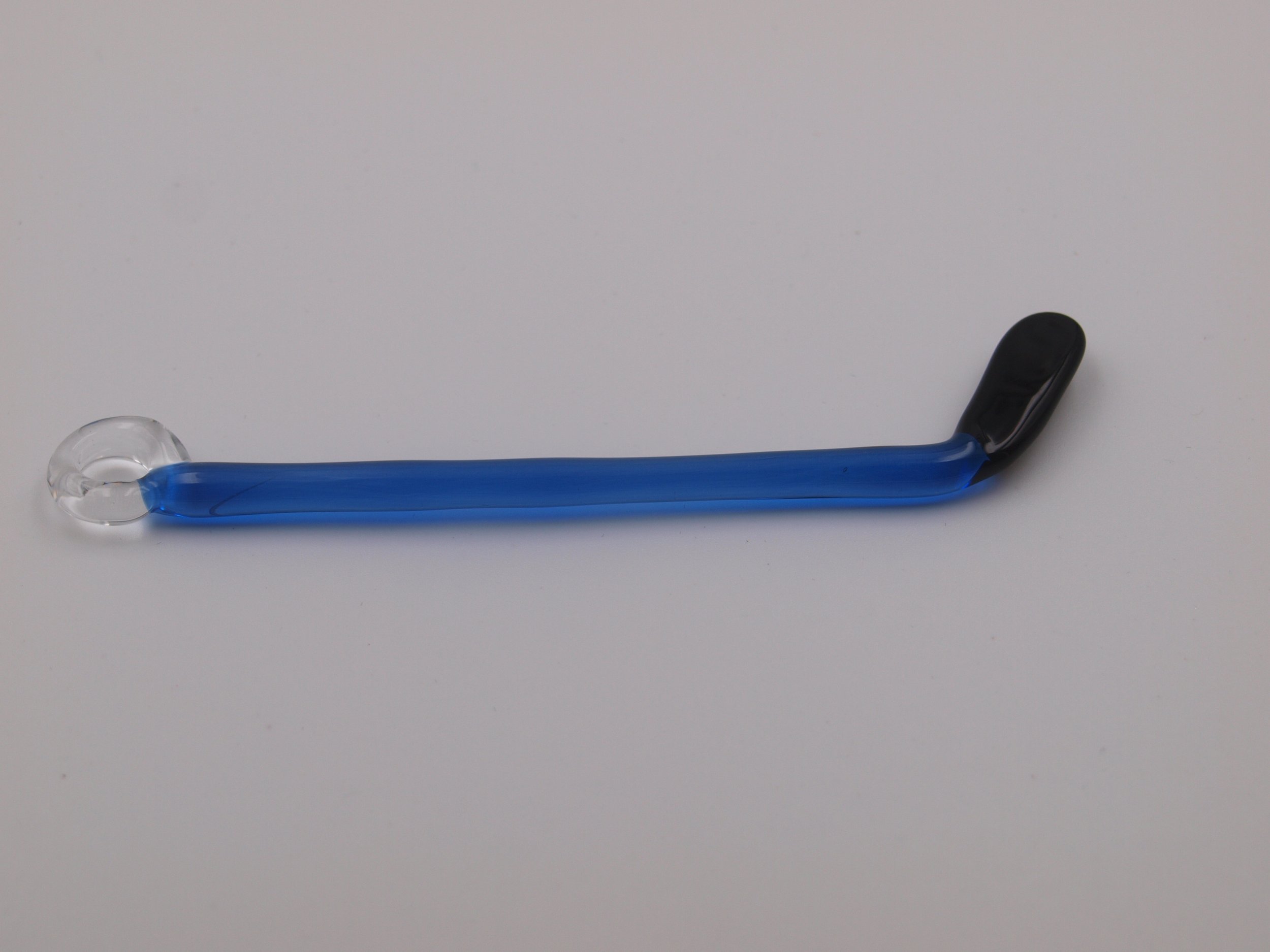 Handgefertigter Eishockeyschläger aus Borosilikatglas mit blauem Stiel und dunkler Kelle