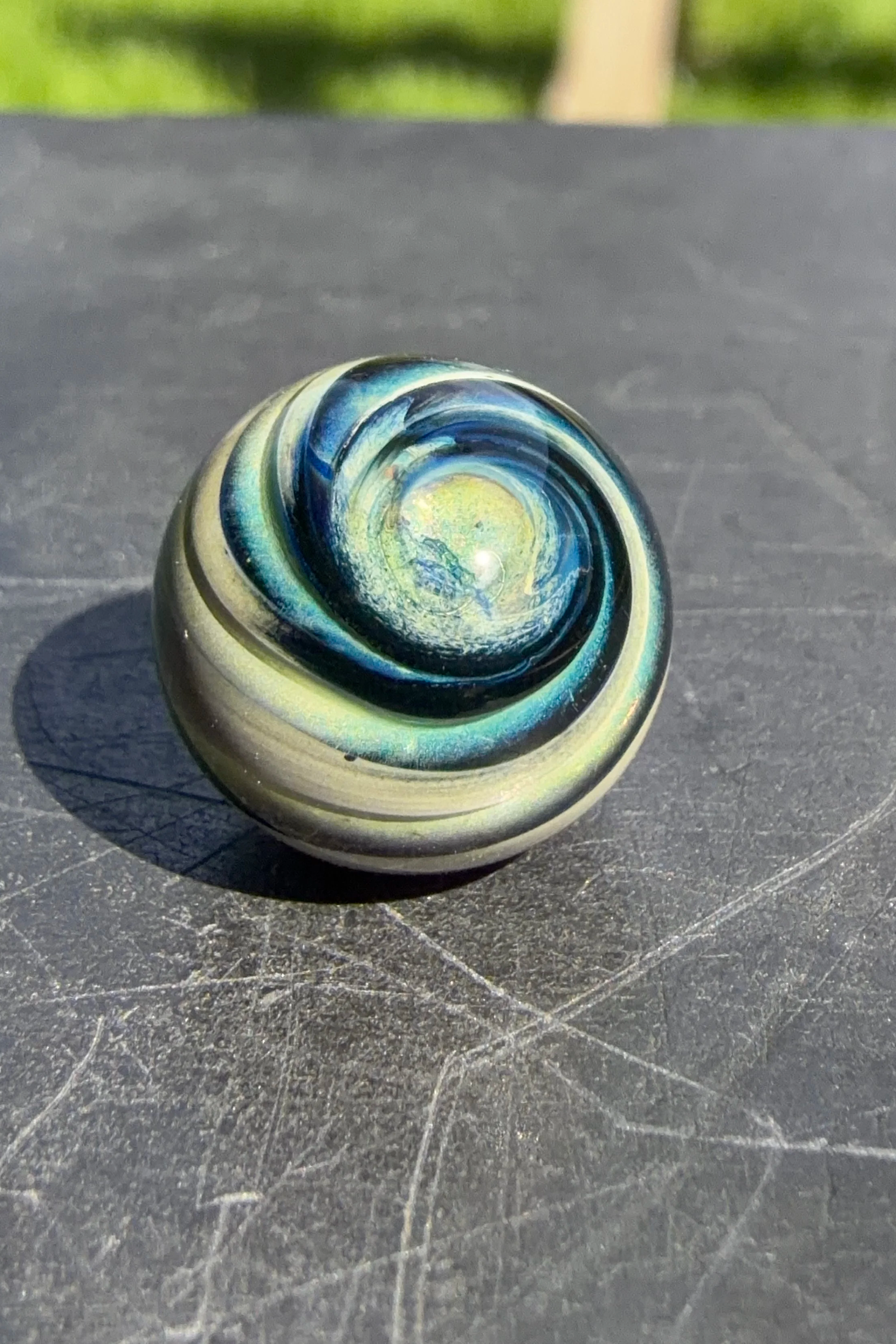 Glasmurmel aus Borosilikatglas mit dunklen und leuchtenden Farbdetails