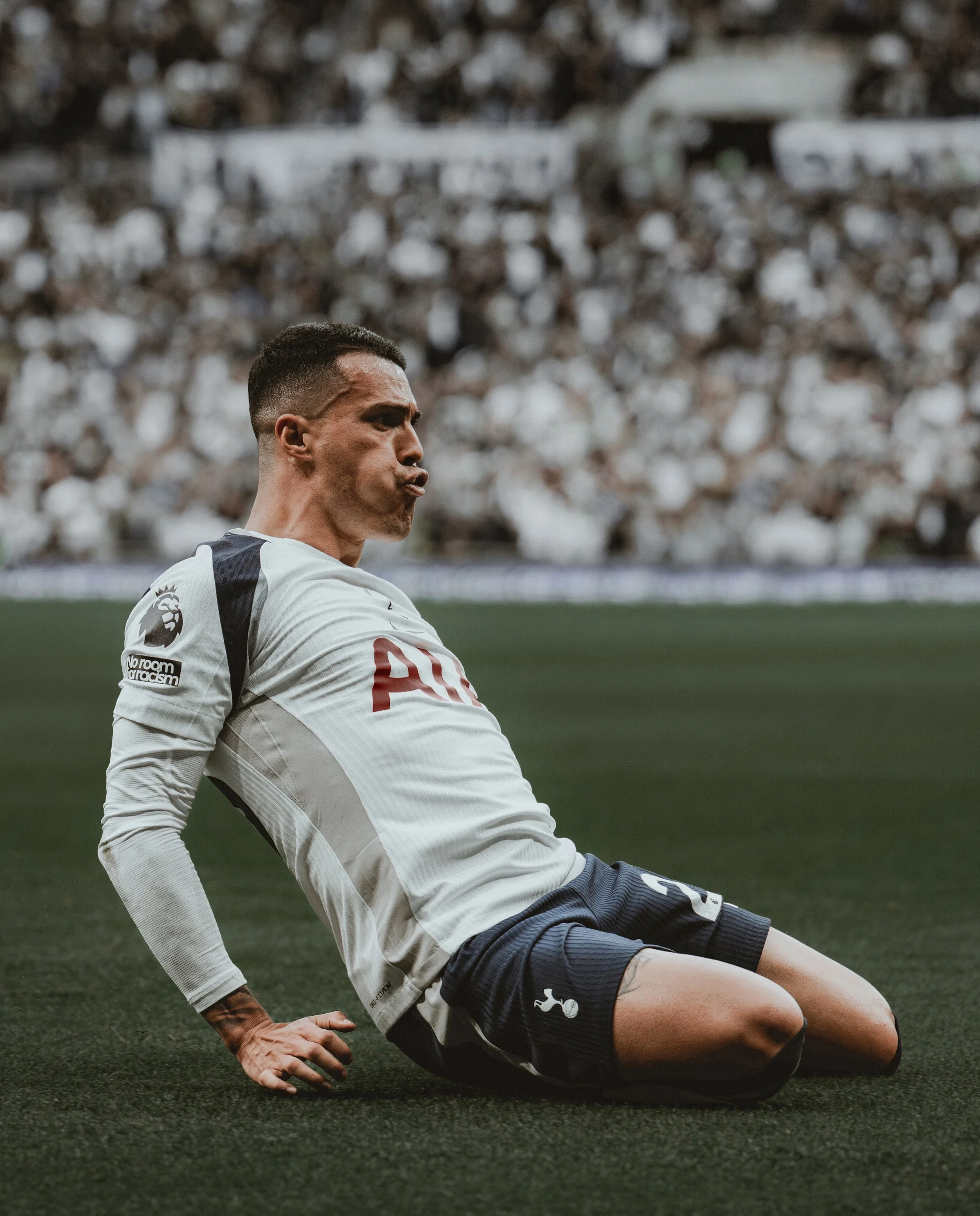 (knee) slide away 

Shot on the @nikoneurope Z9 + Nikkor Z70-200mm f2.8 &amp; Nikkor Z24-70mm f2.8

#nikoncreator #nikoneurope #premierleague #spurs #tottenham