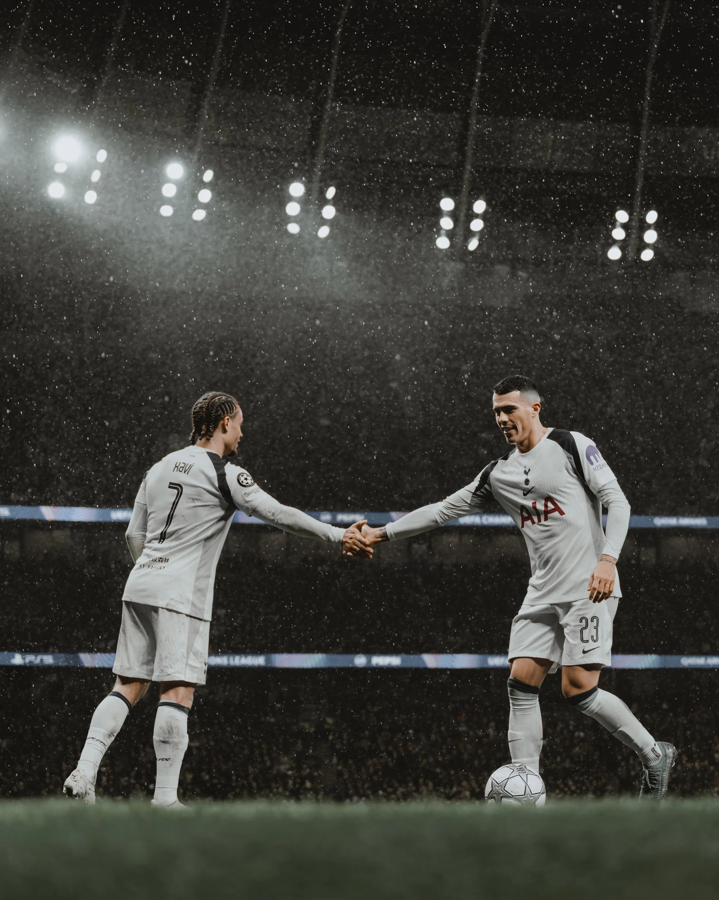 xavi 🫱🏽&zwj;🫲🏼 pedro

probably my favourite photo from last season, and it&rsquo;s also one of the photos in my book, which is now available for preorder. link in my bio 🤍

Shot on the @nikoneurope Z9 &amp; Z24-70mm f2.8 

#nikoncreator #nikoneu
