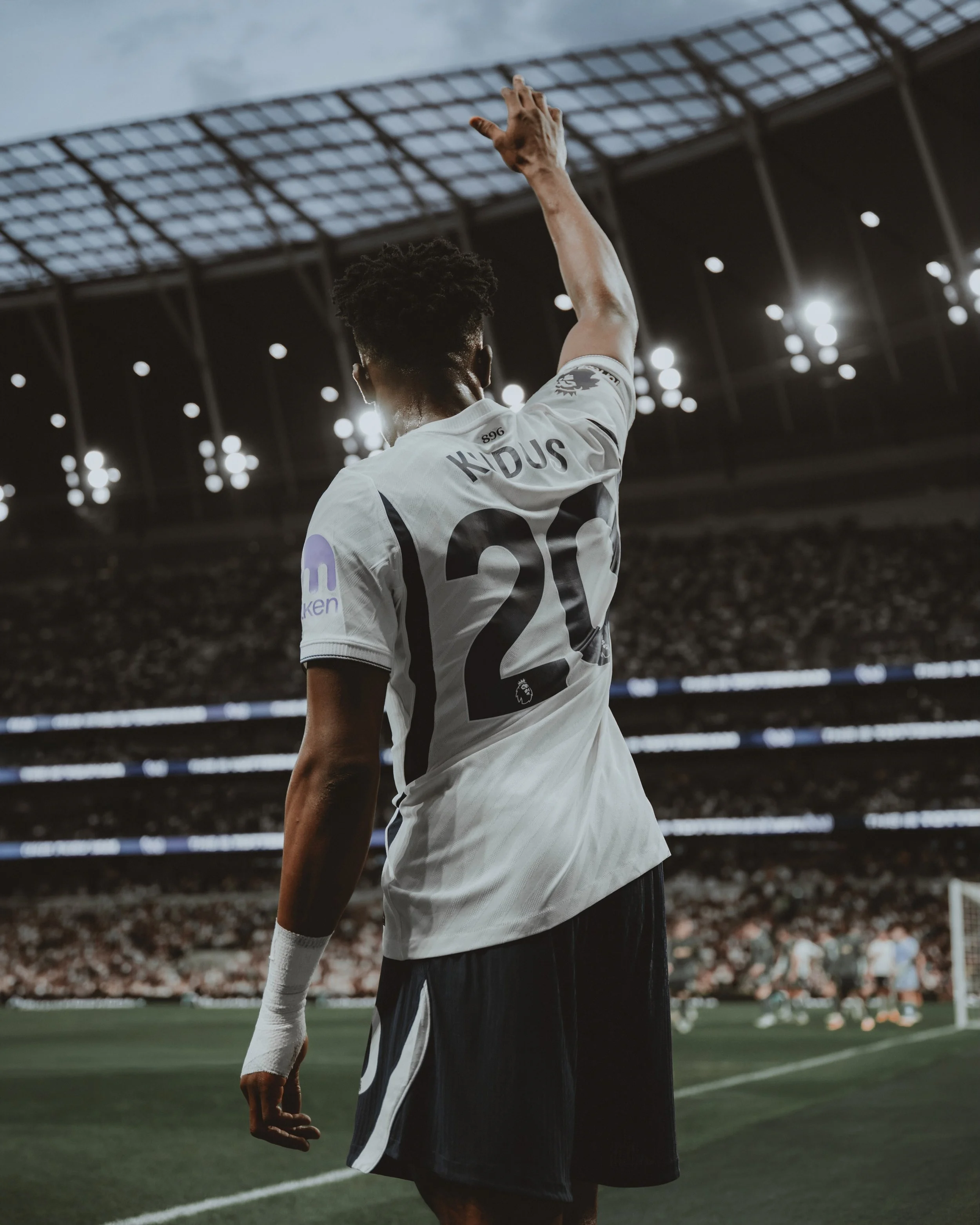 kudus on the corner 🫡 

also, there&rsquo;s still a few days left to pre-order my book - the link is in my bio 🤍

Shot on the @nikoneurope Z6 &amp; Nikkor Z24-70mm f2.8 

#nikoncreator #nikoneurope #mohammedkudus #tottenham #coys
