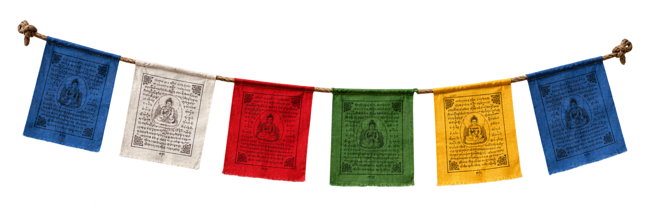 Kleurrijke gebedsvlaggen in blauw, wit, rood, groen, geel en blauw met religieuze afbeeldingen en tekst, opgehangen aan een touw.