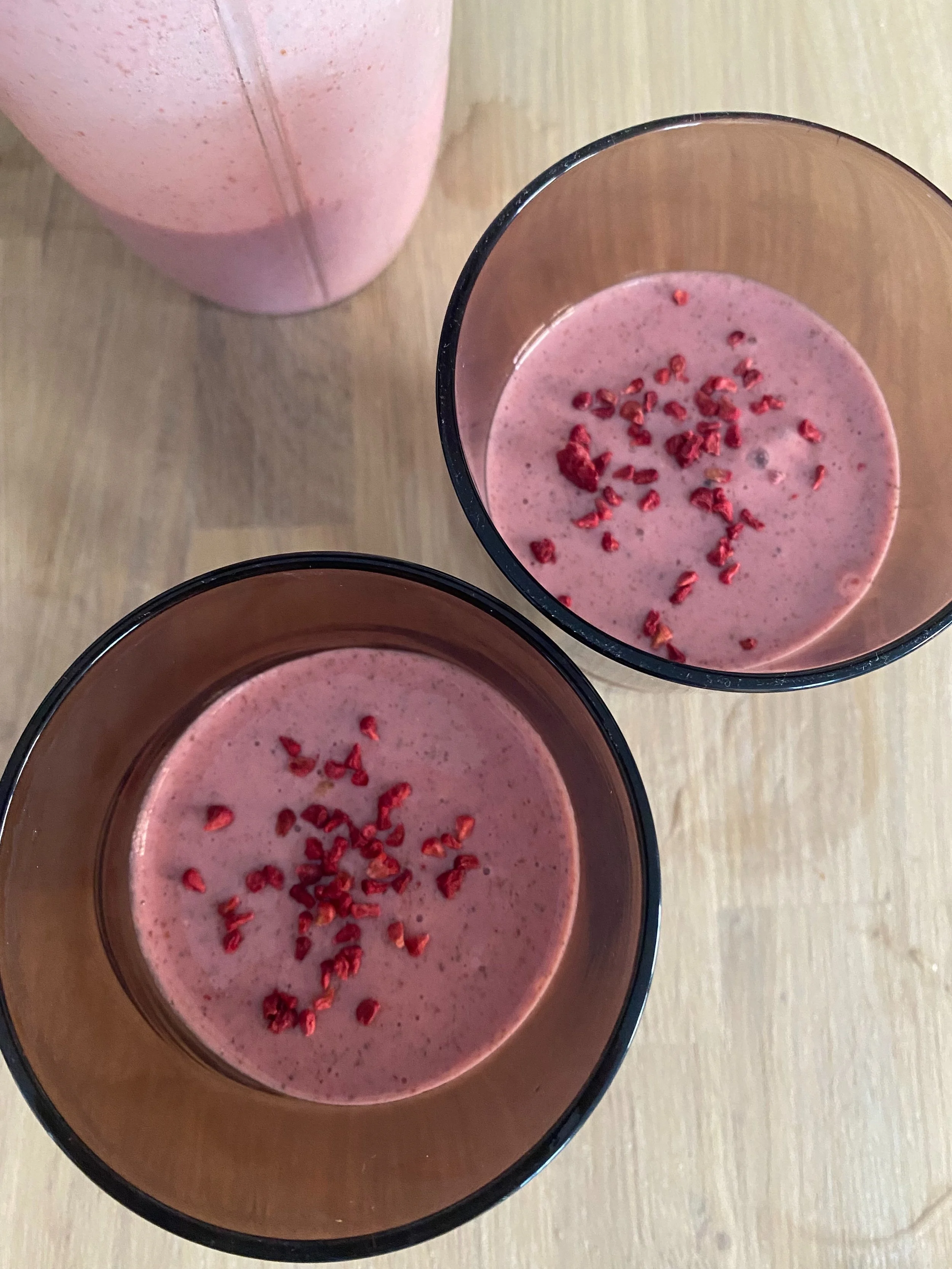 So far this seems to be the summer of smoothies. Packing what I can in - oats, flaxseed, chia seeds, kefir yoghurt, nuts and even some spinach if I can get away with it. None of the kids rejecting them so far 💪🏽
