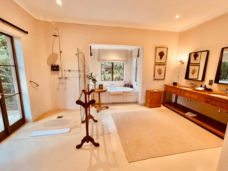 Mugie Lodge Room 4_06-46.jpg