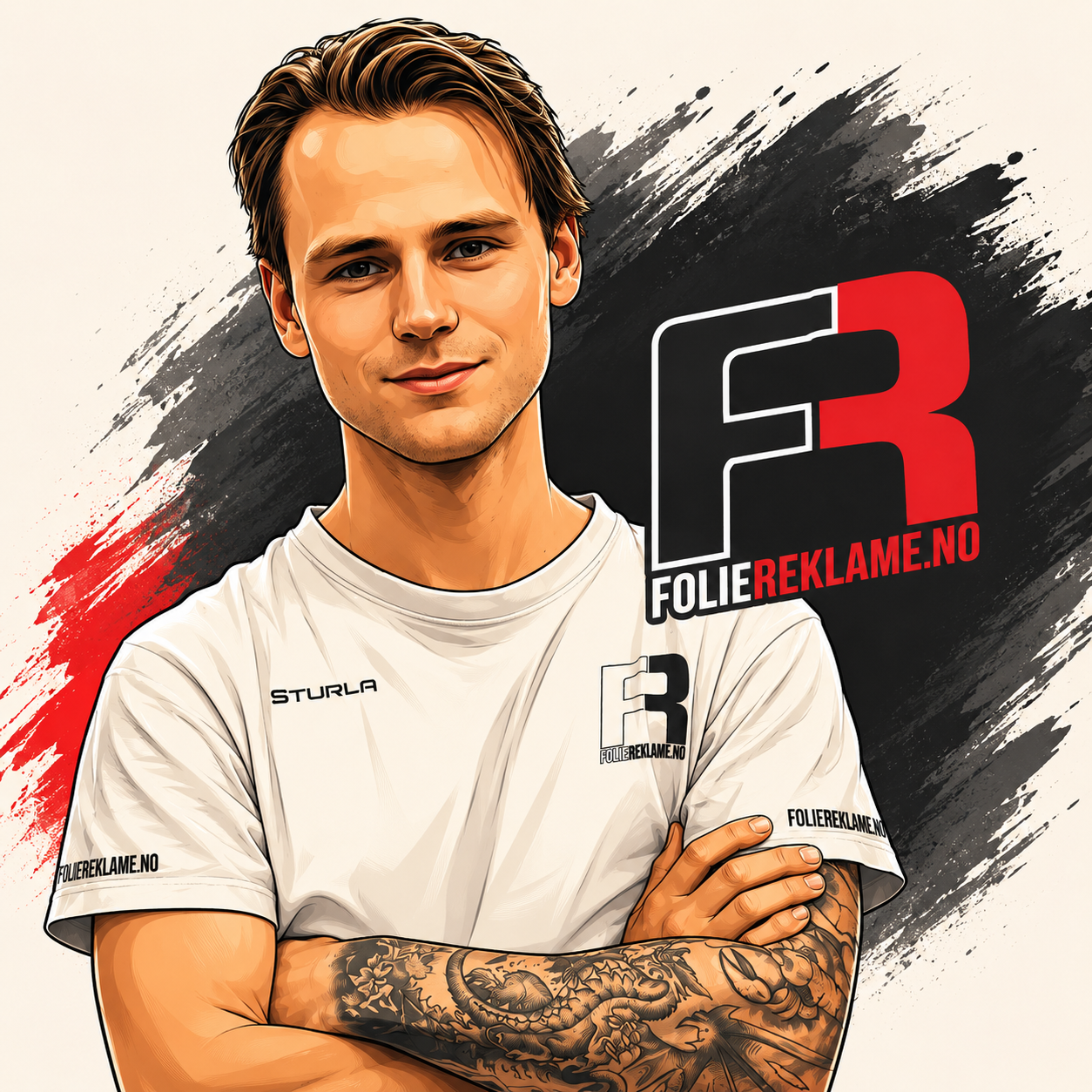 En mann med tatoveringer på armen, smilende, står foran en bakgrunn med svart, hvit og rød farge. Han har på seg en hvit t-skjorte med logo og tekst, og er sto med armene kryssede. Logoen til foliereklame.no vises ved siden av ham.