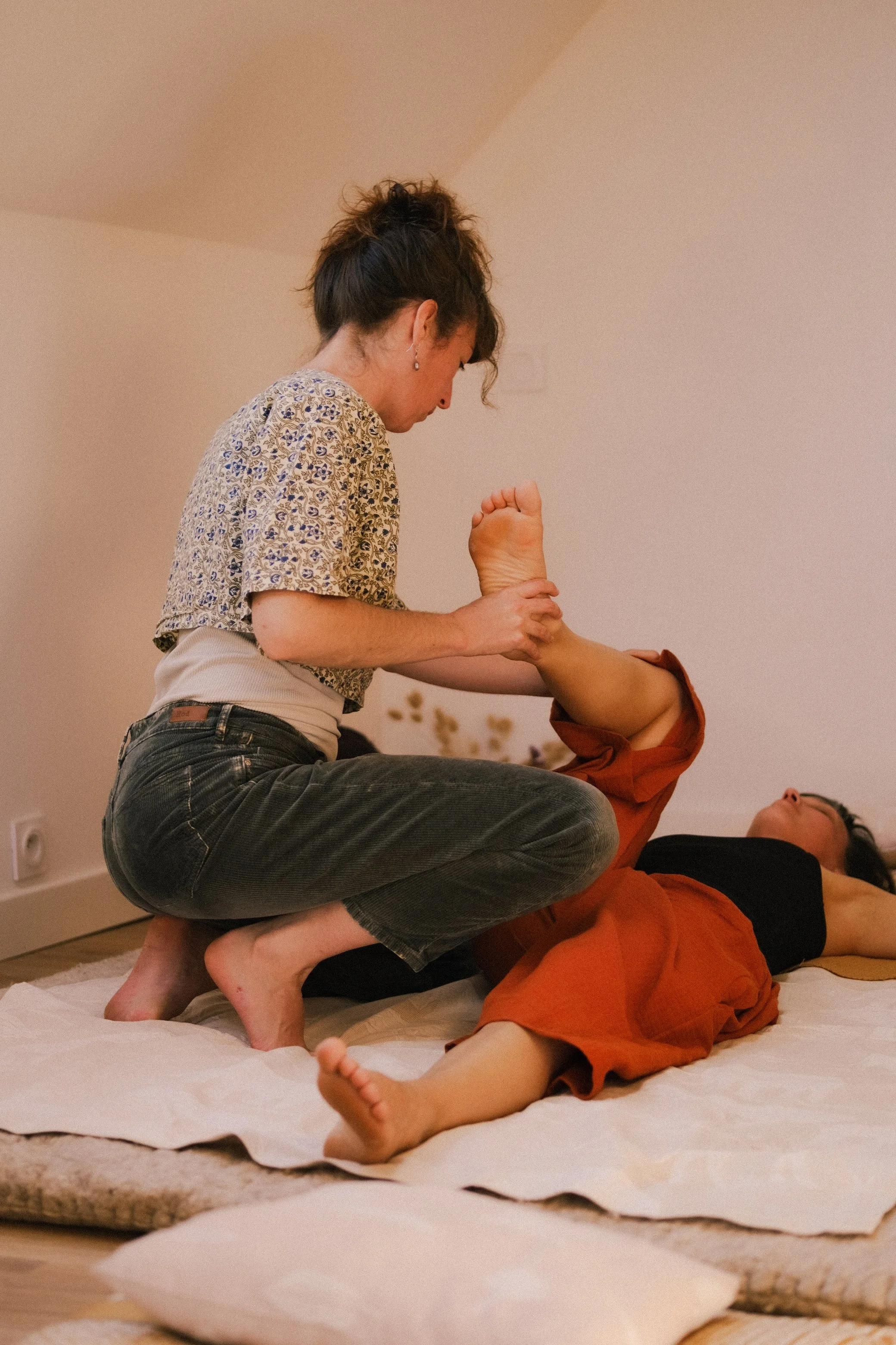 Shiatsu sur futon, manipulation et mobilisation des jambes, travail autour de l'articulation du bassin