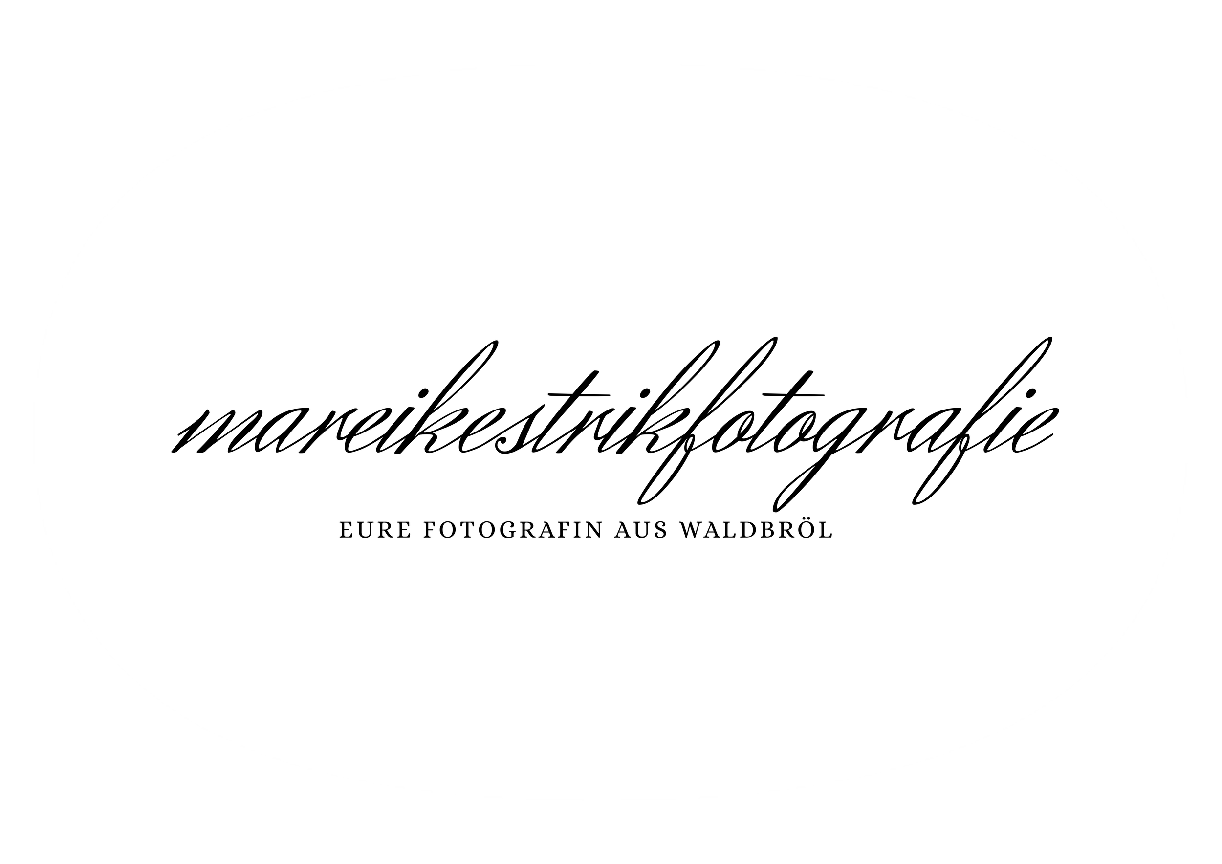Logo mit schwarzem Hintergrund, weißen Halbkreis und der Schrift 'makelstikfotografie' in eleganter, kursiver Schrift, darunter in kleiner Schrift 'Eure Fotografin aus Waldbroel'.