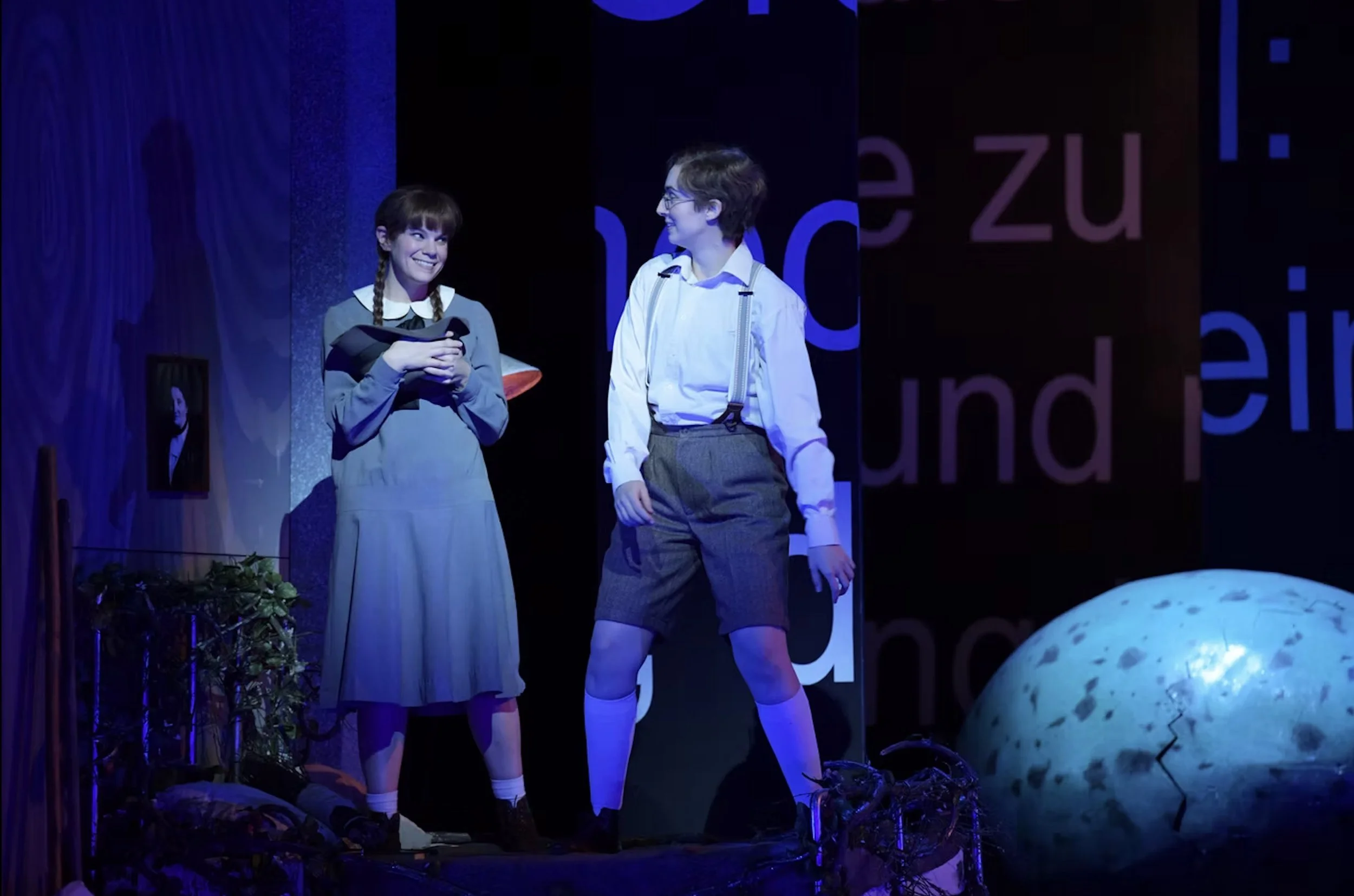 HÄNSEL UND GRETEL (Gretel)
Oper Frankfurt, Cecelia Hall (Hänsel), Keith Warner (director), Jason Southgate (set designer), Julia Müer (costume designer), John Bishop (lighting designer), ©Barbara Aumüller