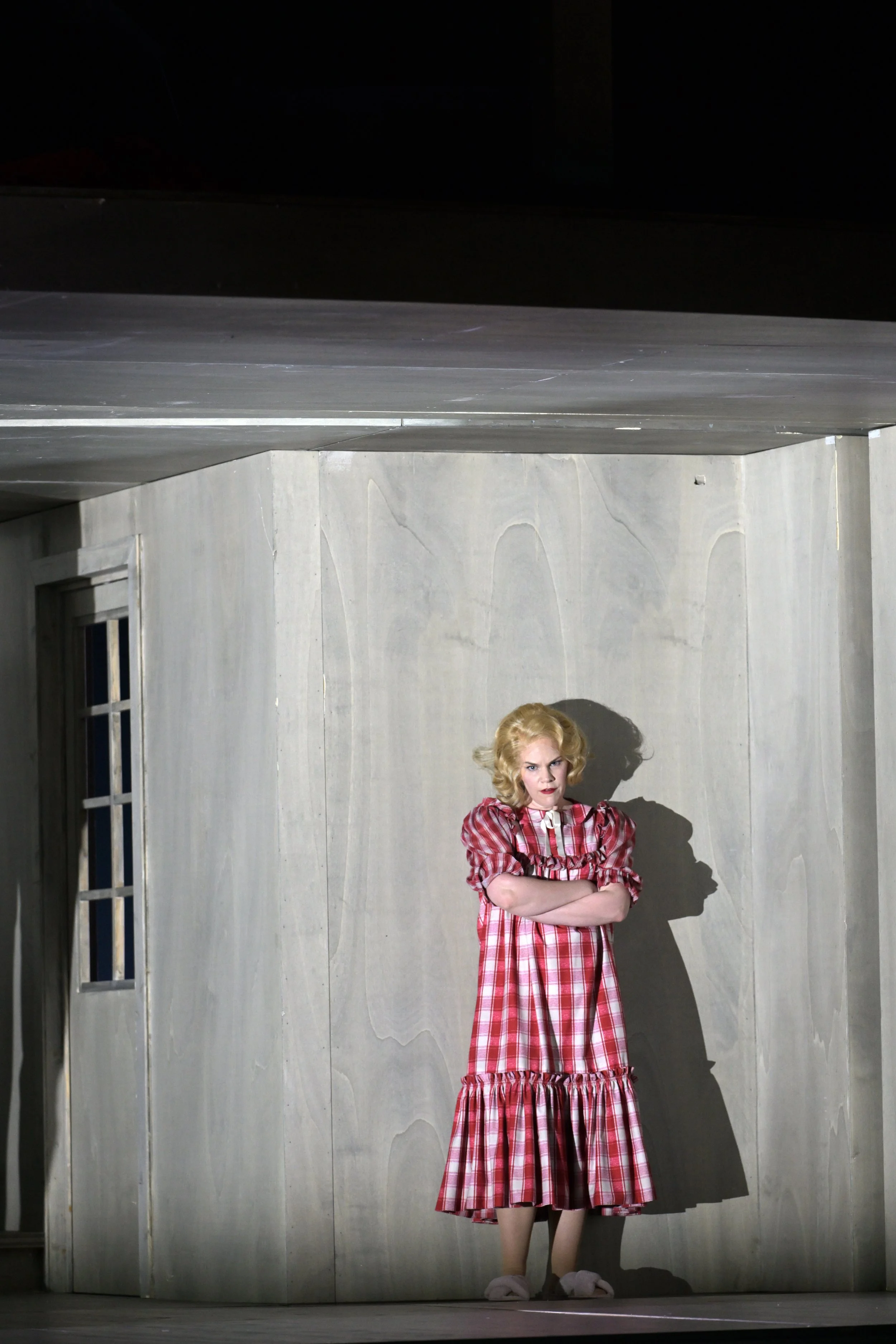 VON HEUTE AUF MORGEN (Die Frau)
Oper Frankfurt, David Hermann (director), Jo Schramm (set designer), Sibylle Wallum (costume designer), Joachim Klein (lighting designer), ©Barbara Aumüller