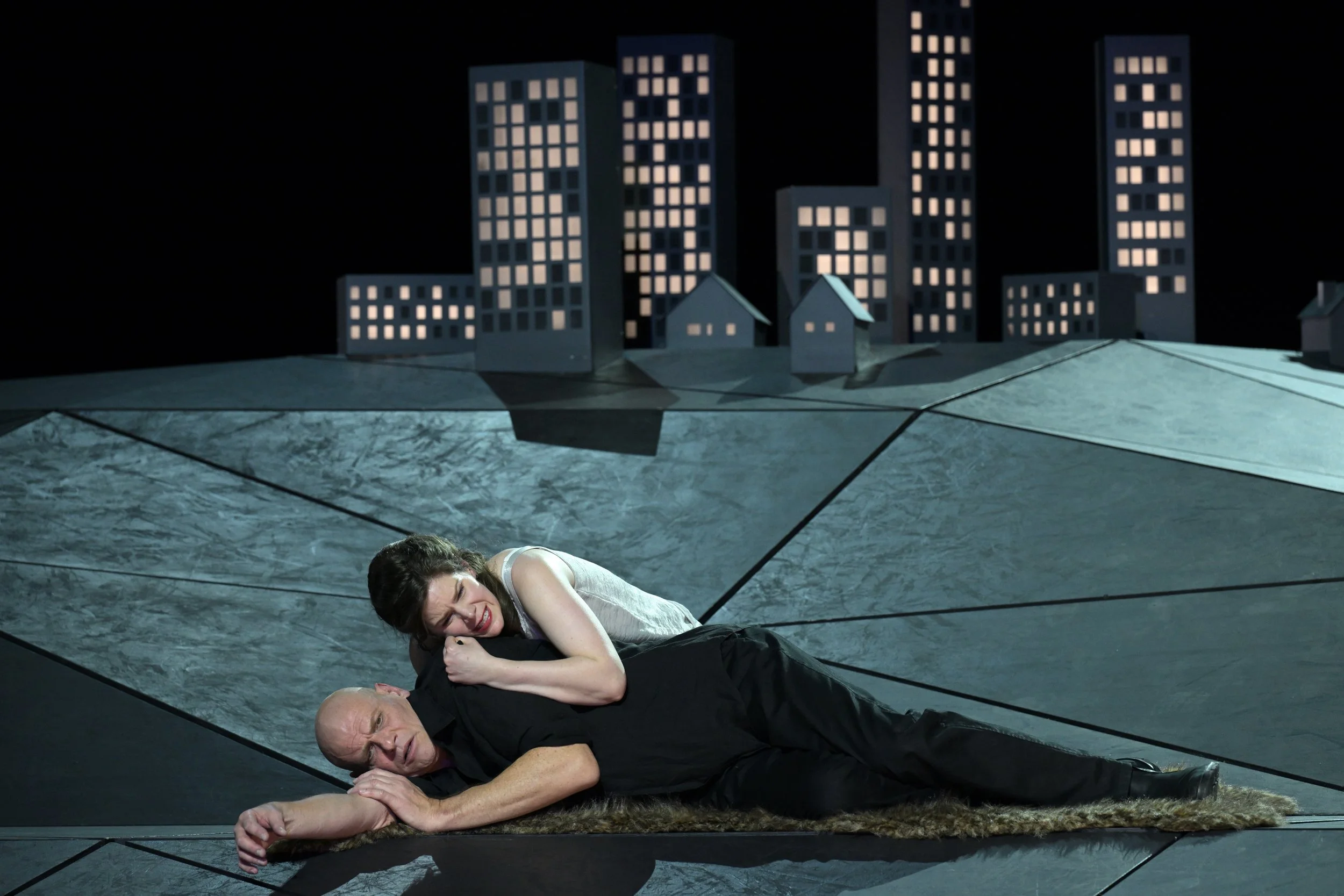 WRITTEN ON SKIN (Agnès)
Oper Frankfurt, Bo Skovhus (The Protector), Tatjana Gürbaca (director), Klaus Grünberg (set and lighting designer), Silke Willrett (costume designer) ©Barbara Aumüller

