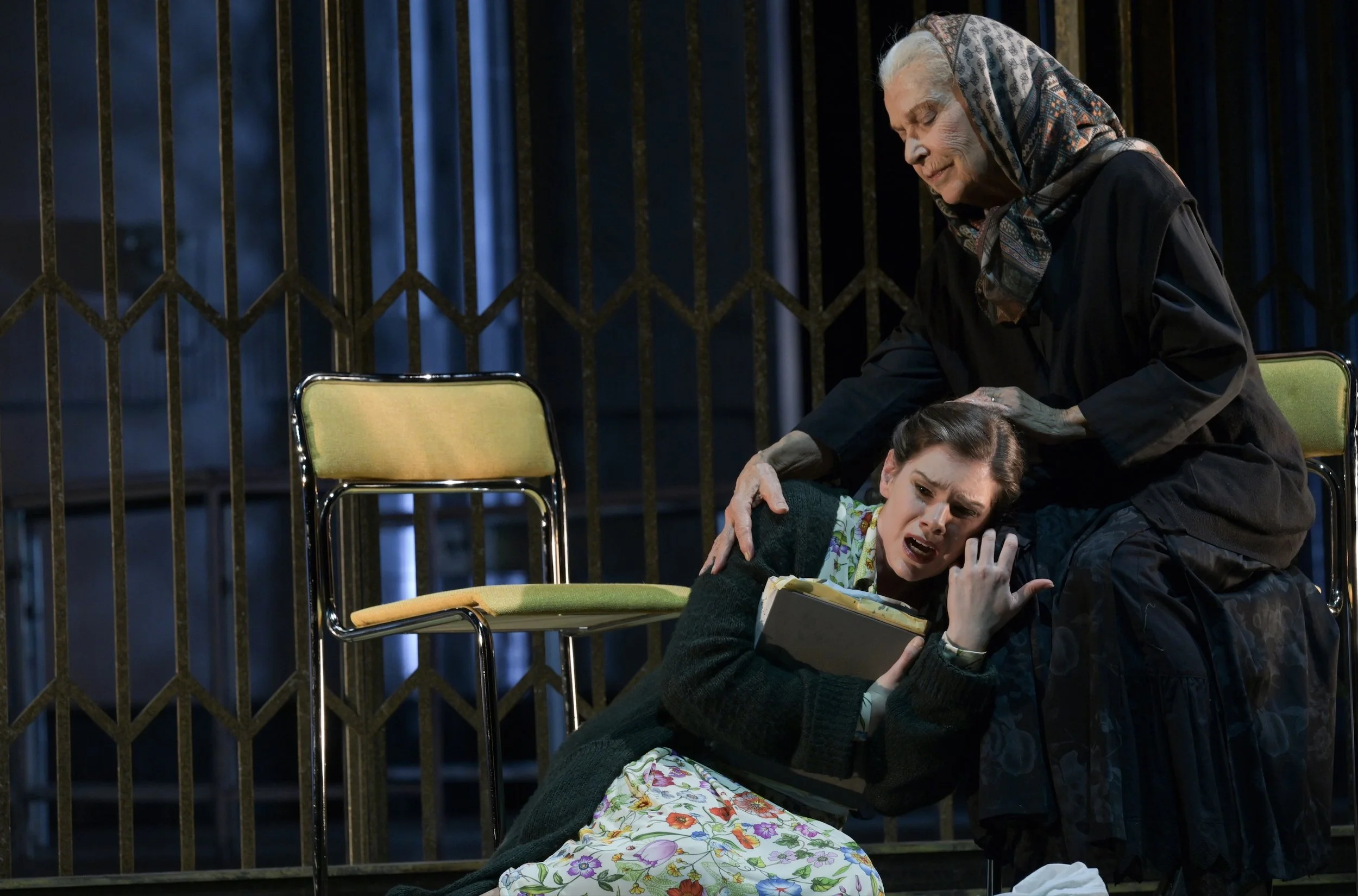 EUGENE ONEGIN (Tatiana)
Oper Frankfurt, Elena Zilio (Filipjewna), Dorothea Kirschbaum (director), Katja Haß (set designer), Wojciech Dziedzic (costume designer), Joachim Klein (lighting designer), ©Barbara Aumüller
