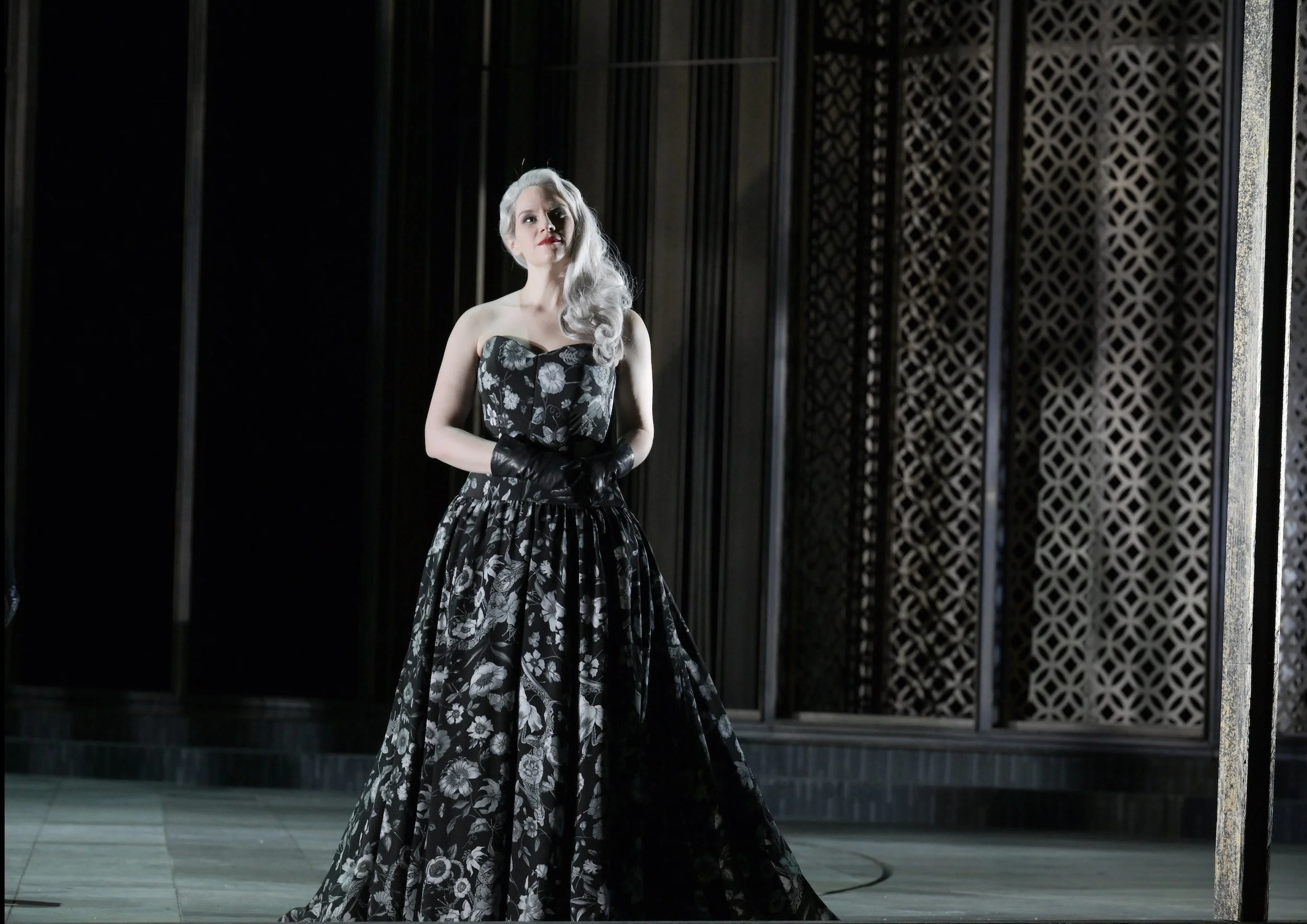 EUGENE ONEGIN (Tatiana)
Oper Frankfurt, Dorothea Kirschbaum (director), Katja Haß (set designer), Wojciech Dziedzic (costume designer), Joachim Klein (lighting designer), ©Barbara Aumüller