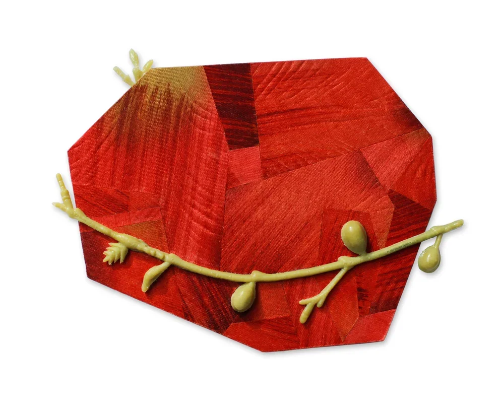 Brosche_rotes+Vieleck+mit+Ölzweig72dpi.webp