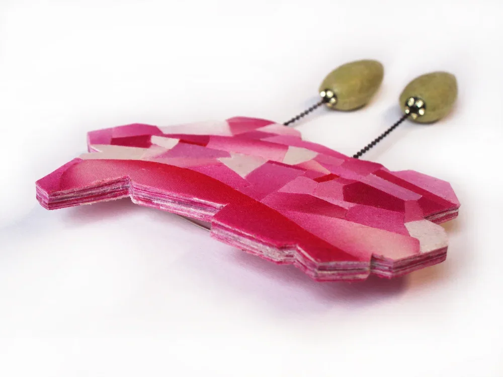 Brosche_rosa+Blüten_Detail.webp