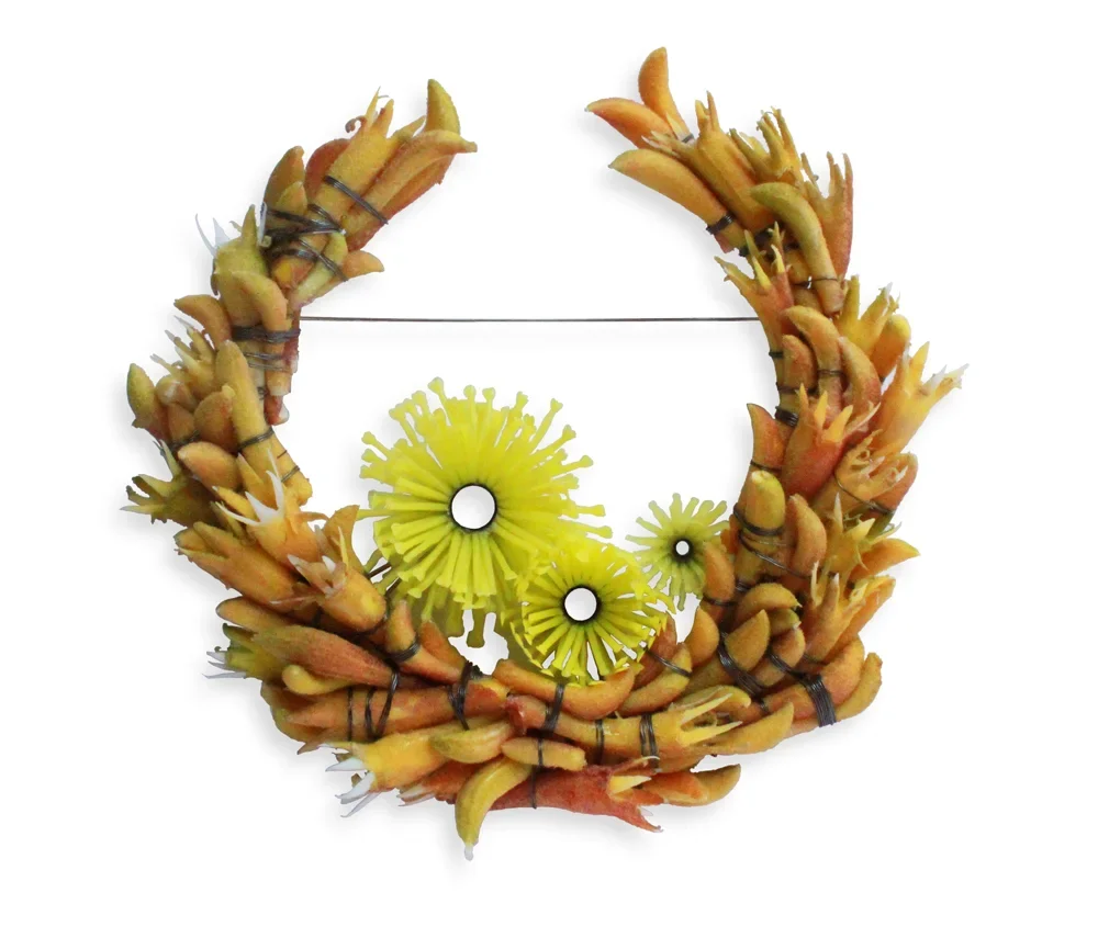 Brosche_Kranz+gelb+blond72dpi.webp