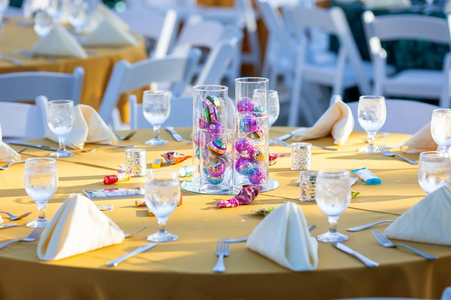 san-diego-event-florist-gold-linen-glass-centerpiece.jpg