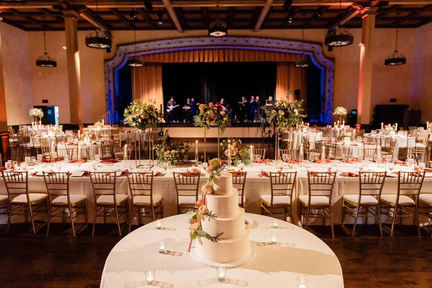 san-diego-wedding-venue-floral-decor-cake-table.jpg