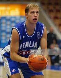 Alessandro prepares to take a free throw for the Italian National Team (Photo credit: FIP)