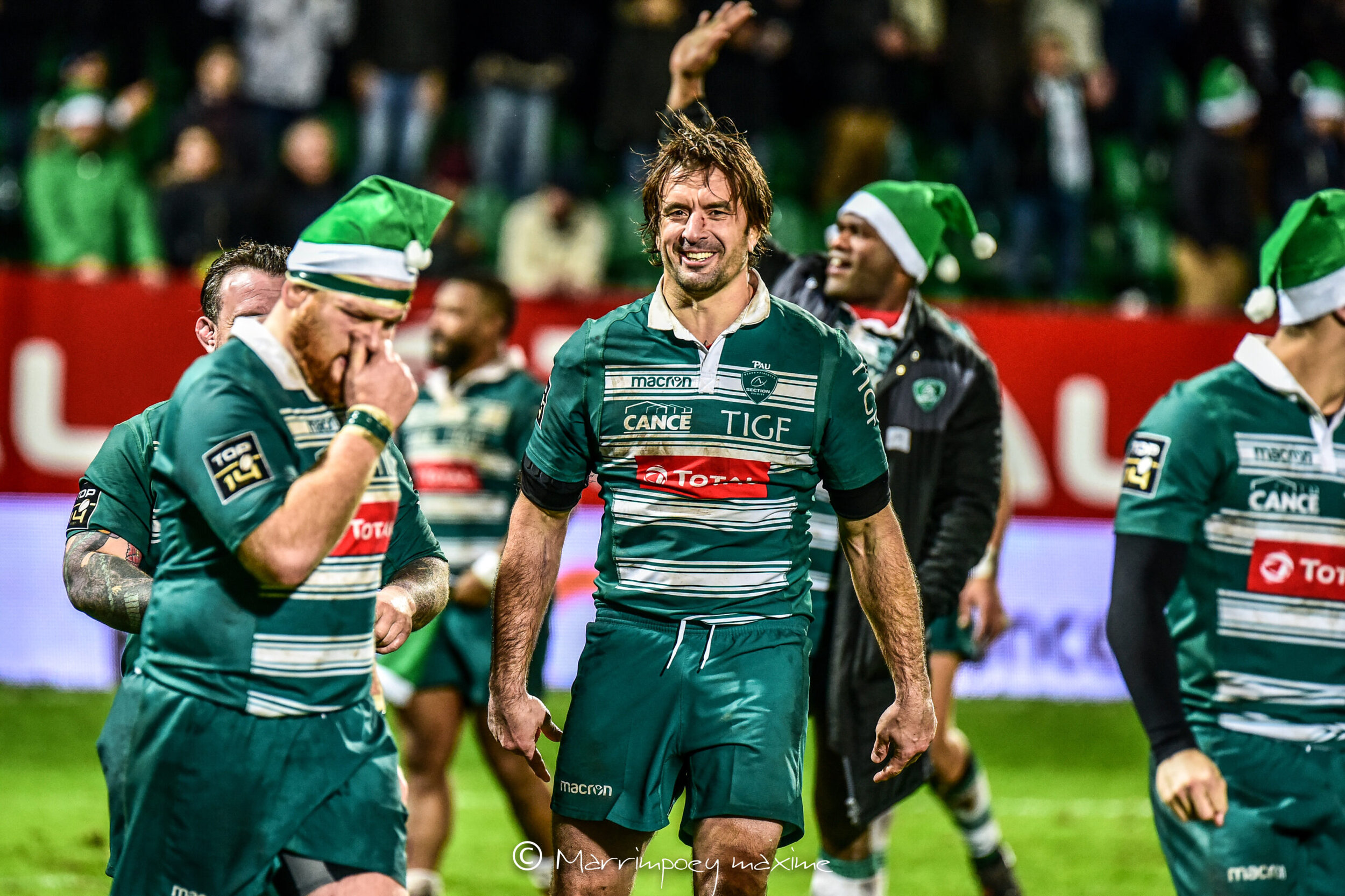 Julien Pierre celebrates with his Section Paloise teammates during a 2018 match (Photo credit: Maxime Marrimpoey)