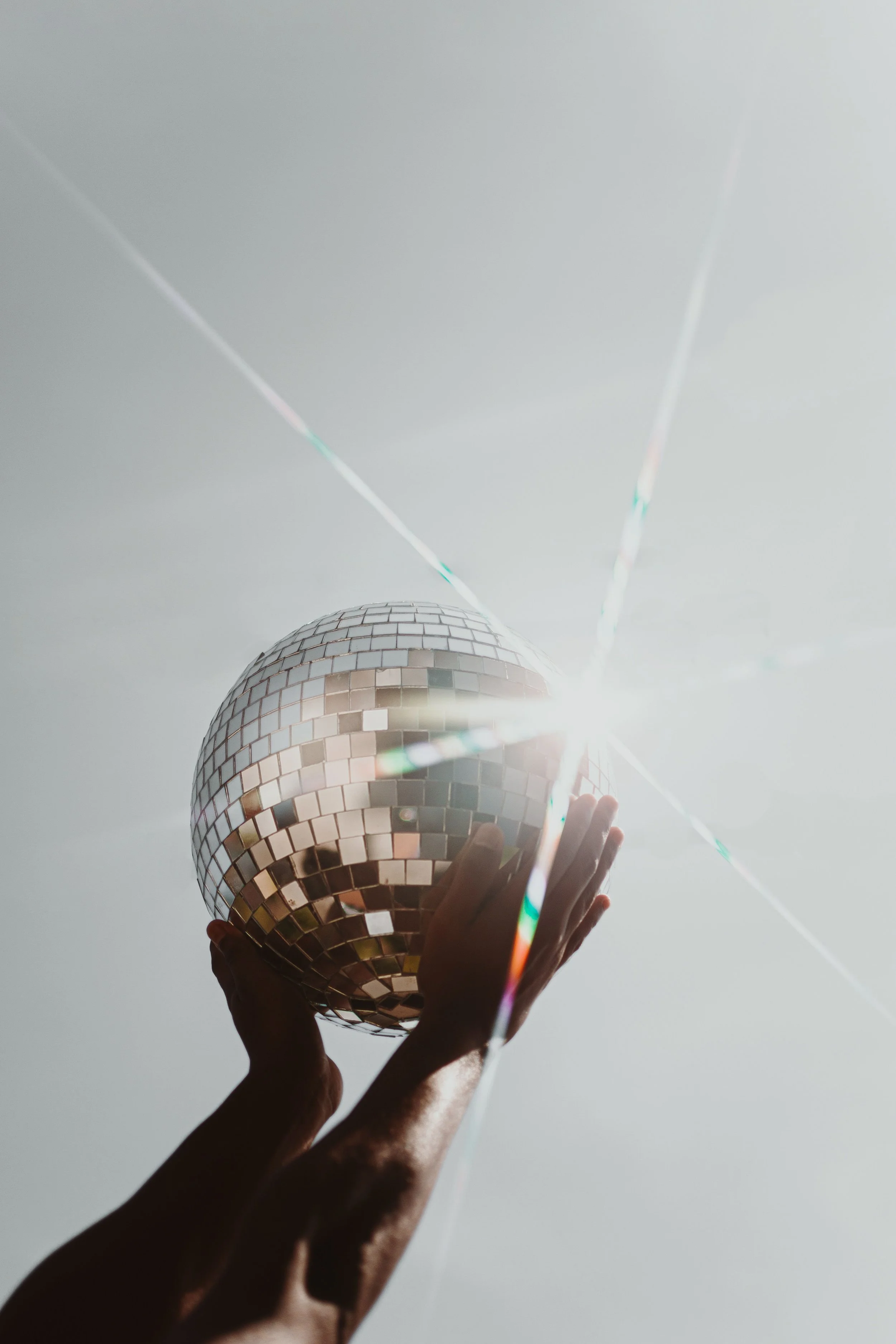 boule à facette qui reflète la lumière