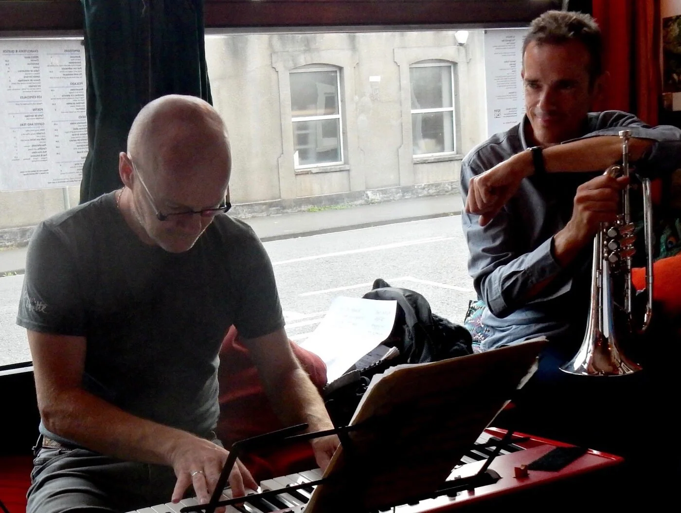 Live music – THE INVISIBLE APPLES