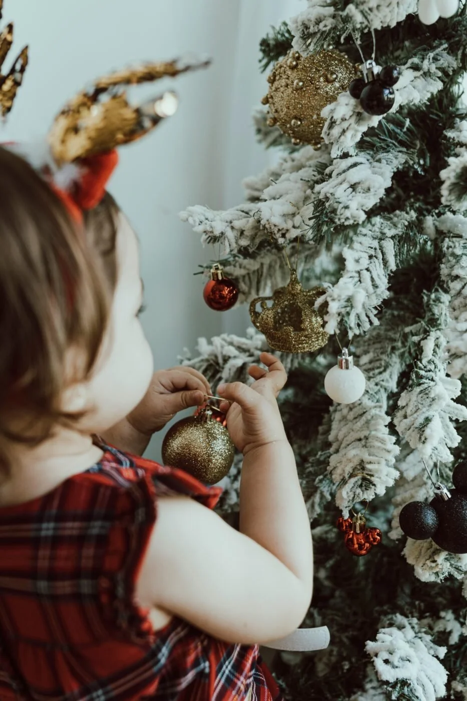 MRS CLAUS'S MAGICAL STORYTIME AND COLOURING