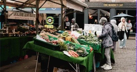 "Duncan Saturday Market"
Lively outdoor farmers market open Saturdays with fresh local produce, crafts, and artisan goods. A vibrant community gathering. Just 12 minutes away.