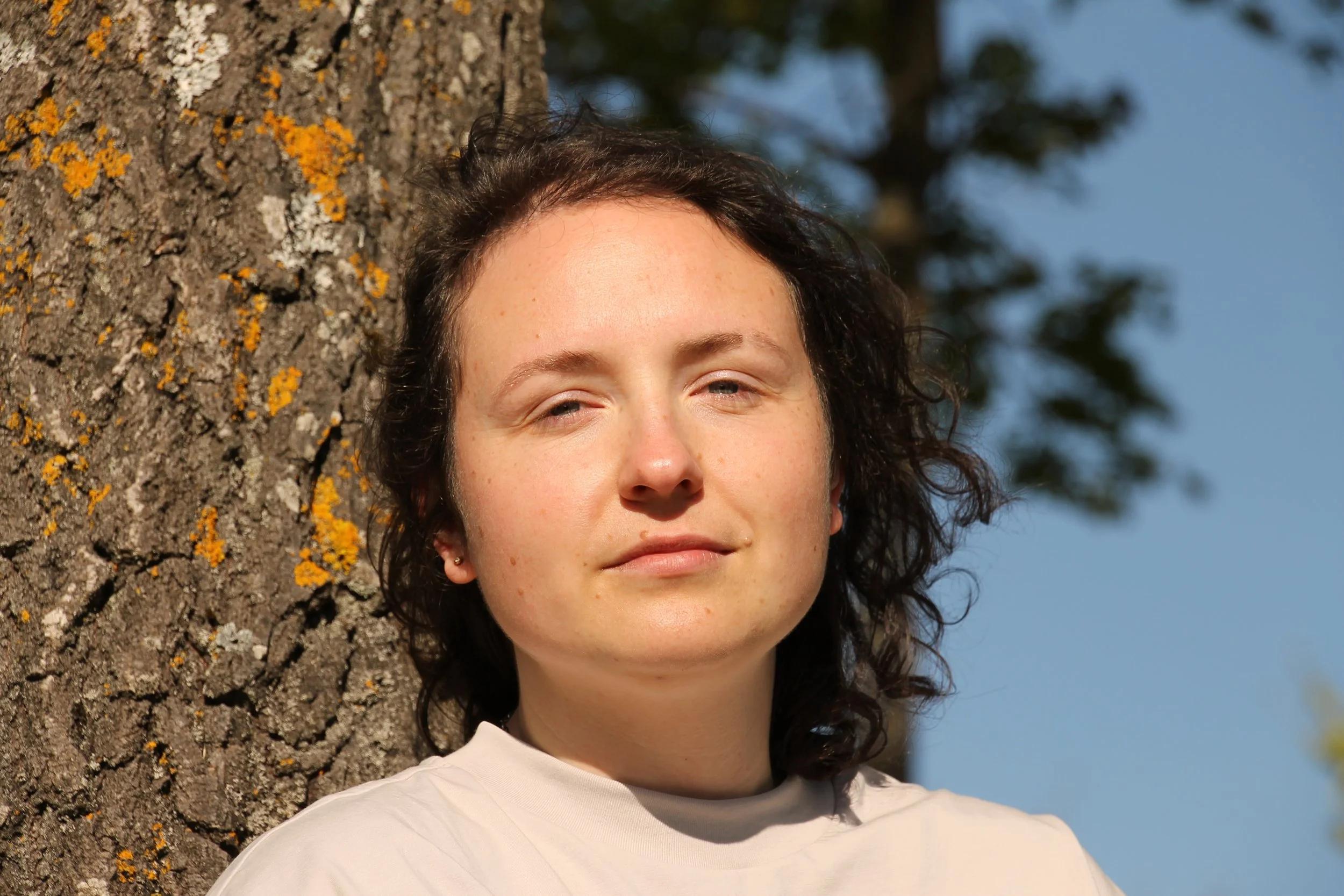 Helen Faust Autorinnenfoto draußen