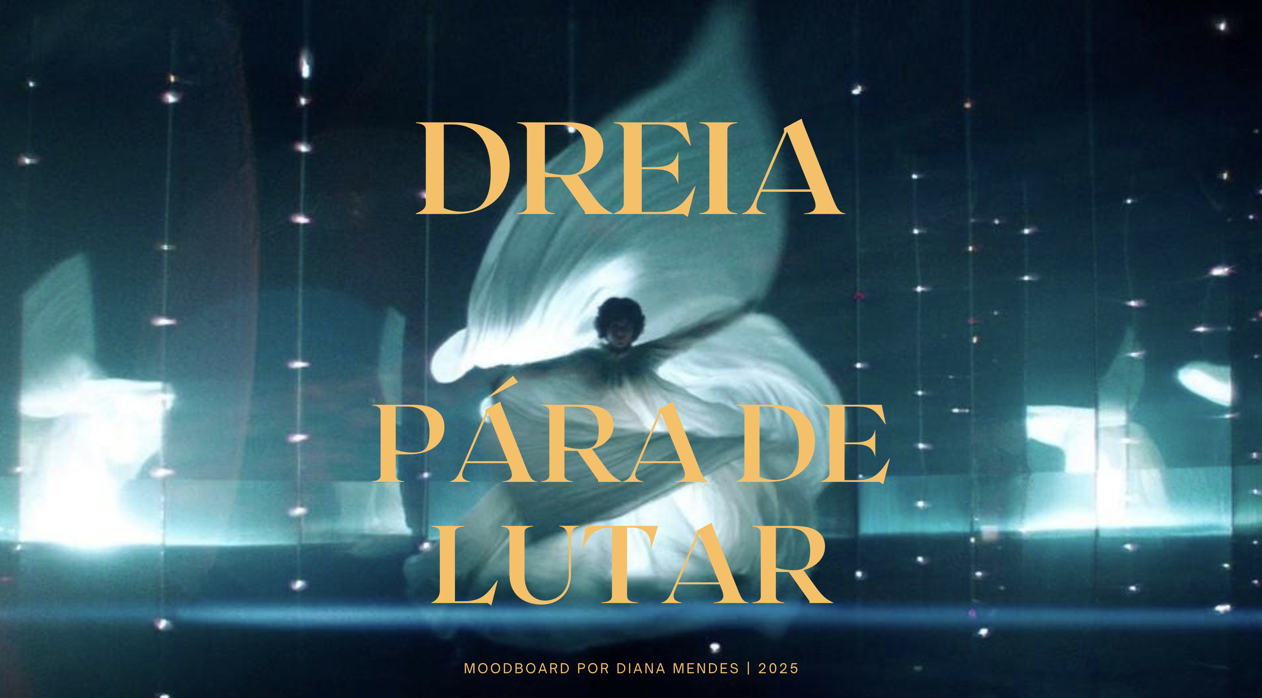 Imagem de uma apresentação artística com uma pessoa vestindo uma roupa semelhante a uma borboleta branca, rodeada de luzes brilhantes azuladas e estrelas, com a frase 'DREIA DÁ PARADE LUAR' escrita em destaque em letras douradas.