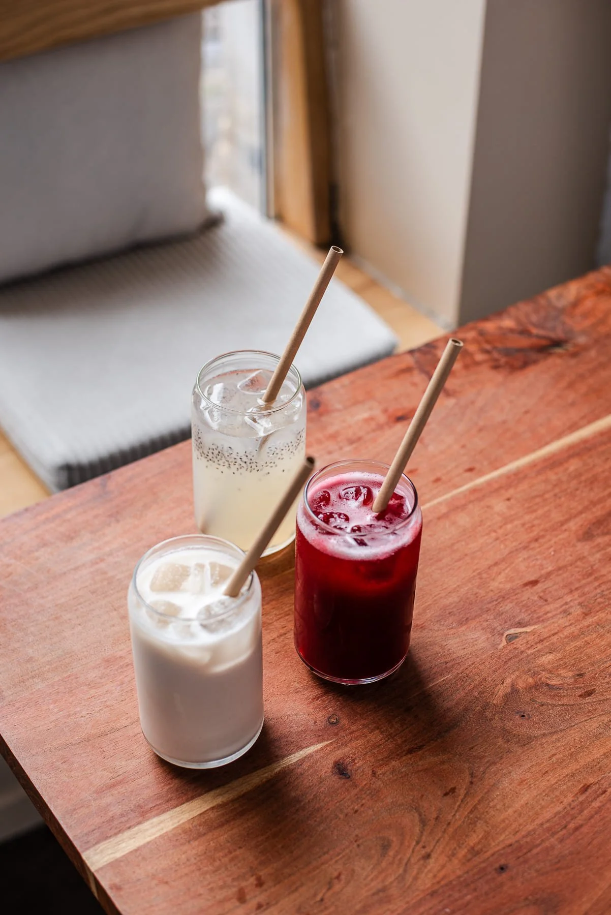 Trois verres de boissons colorées avec pailles de chez Xocolatte à Lille