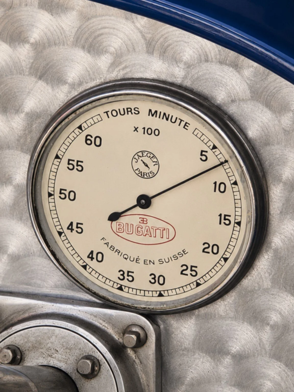 Bugatti5-Detail-Dial.png