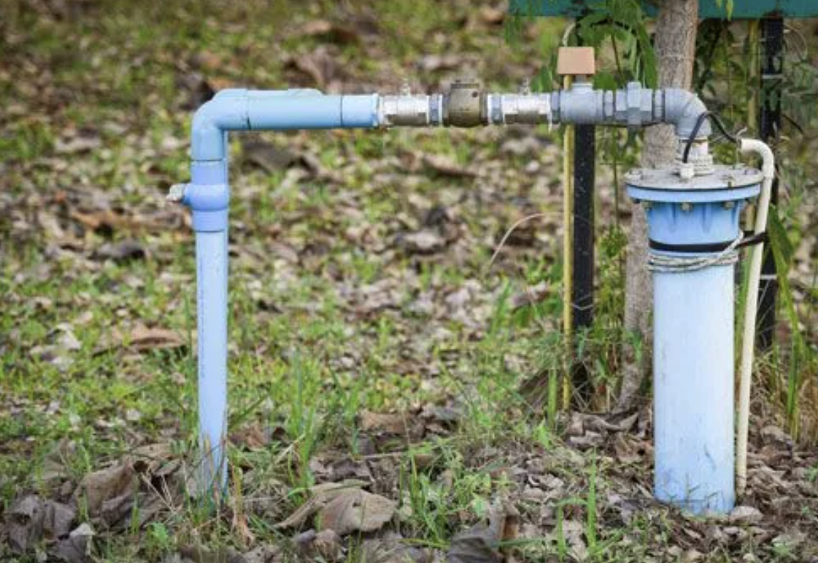 A backyard water filter connected to the outdoor water supply pipe.
