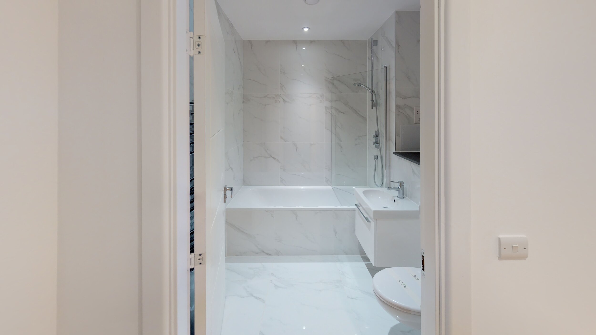 Bedford-Flat-36-1-Bed-Bathroom.jpg