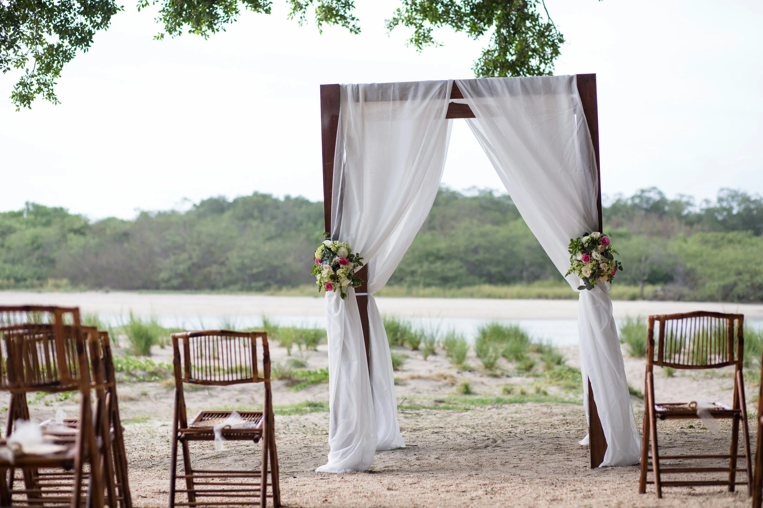 Wedding arch and arbor rentals in Splendora, Texas