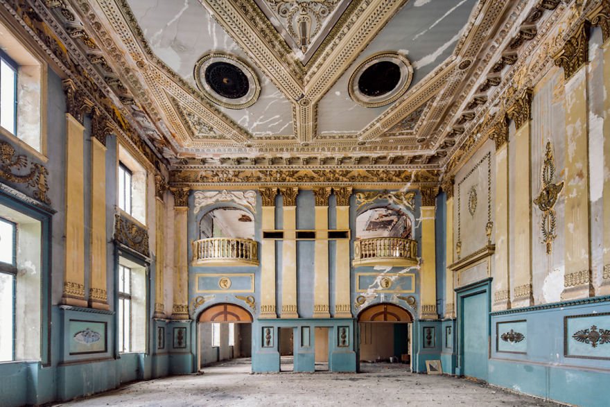 Entertainment Hall in Tbilisi.jpg