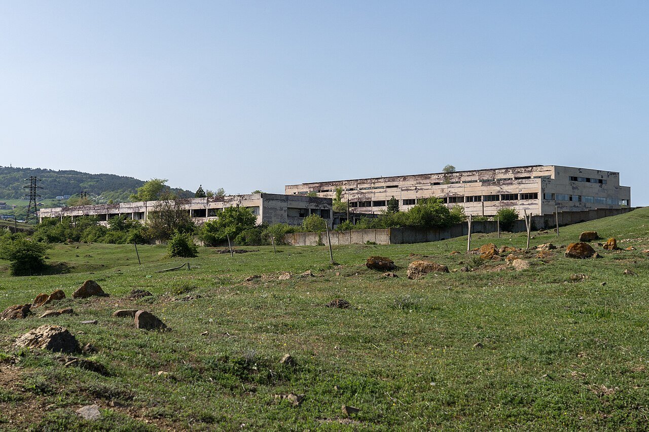 Chemical_factory_in_Tabakhmela.jpg