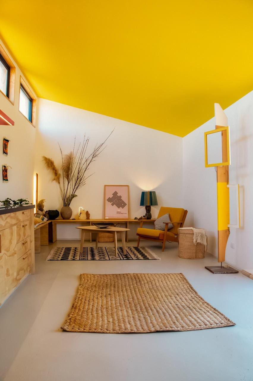 Interior de vivienda compacta en la naturaleza con interiores inspirados en México