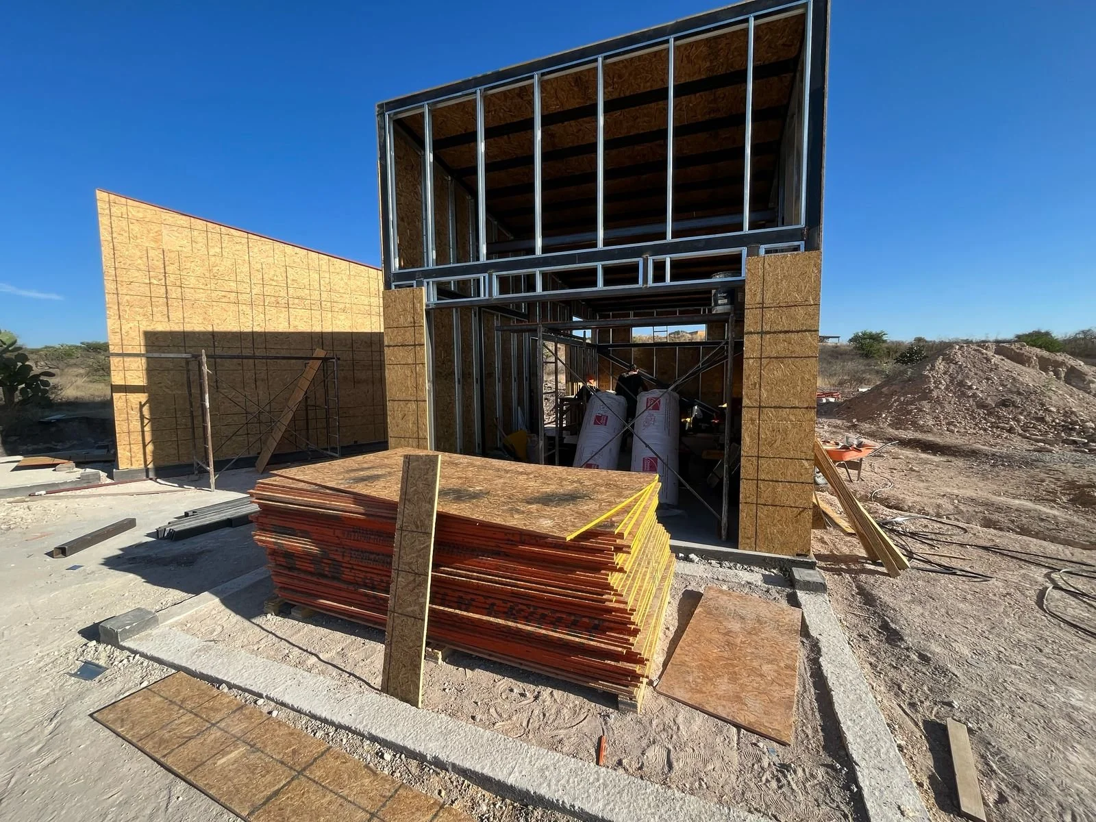 Construcción de casas compactas con estructura metálica ligera y fachada ventilada. Ubicadas en San Miguel de Allende, México. Diseñadas por MOR Studio