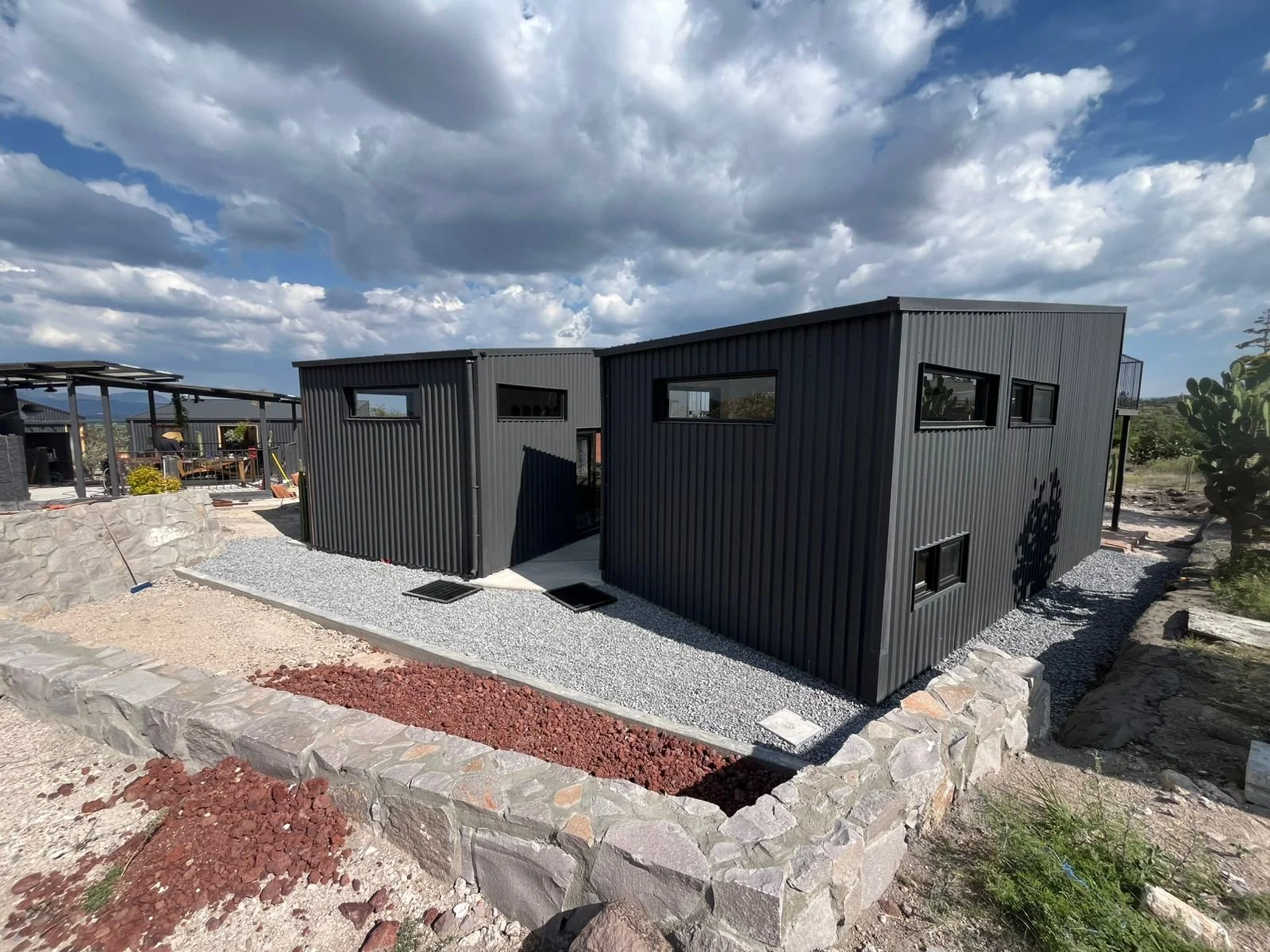 Casas modernas que forman parte de un centro de pilates y yoga para que se alojen los alumnos. Se ubica en un entorno natural de San Miguel de Allende en México. Diseñado por MOR Studio