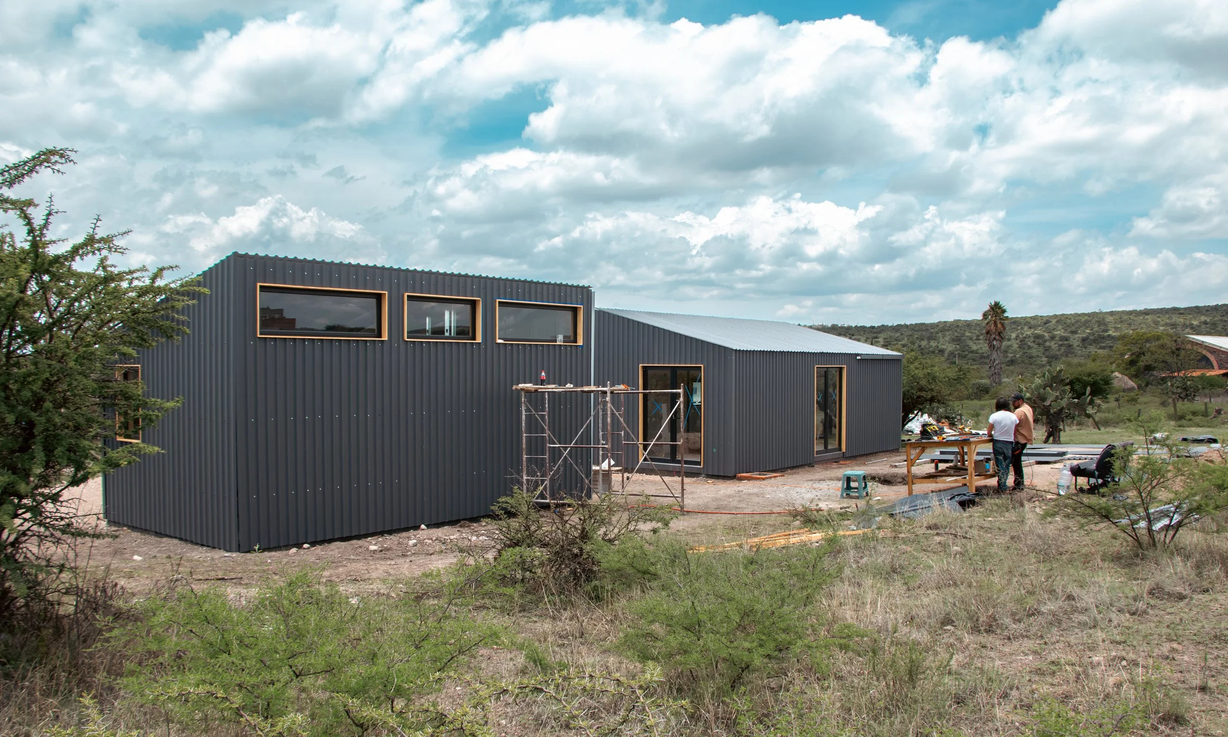 Construcción de una casa con estructura metálica, ubicada en un entrono rural de San Miguel de Allende en Mexico. Diseñada por MOR Studio