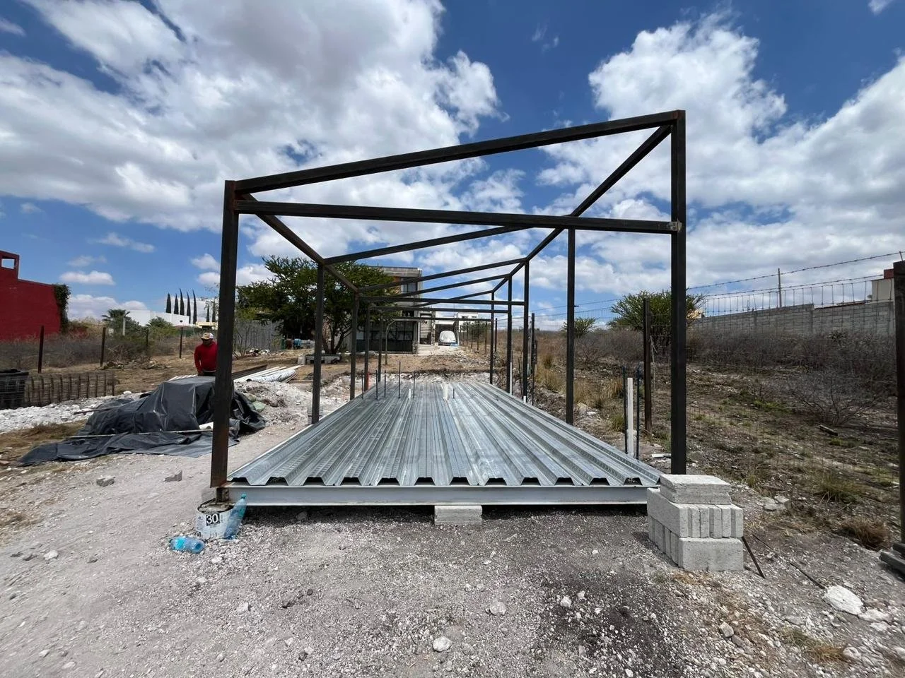 Estructura metálica en construcción de una segunda residencia en San Miguel de Allende, México.
