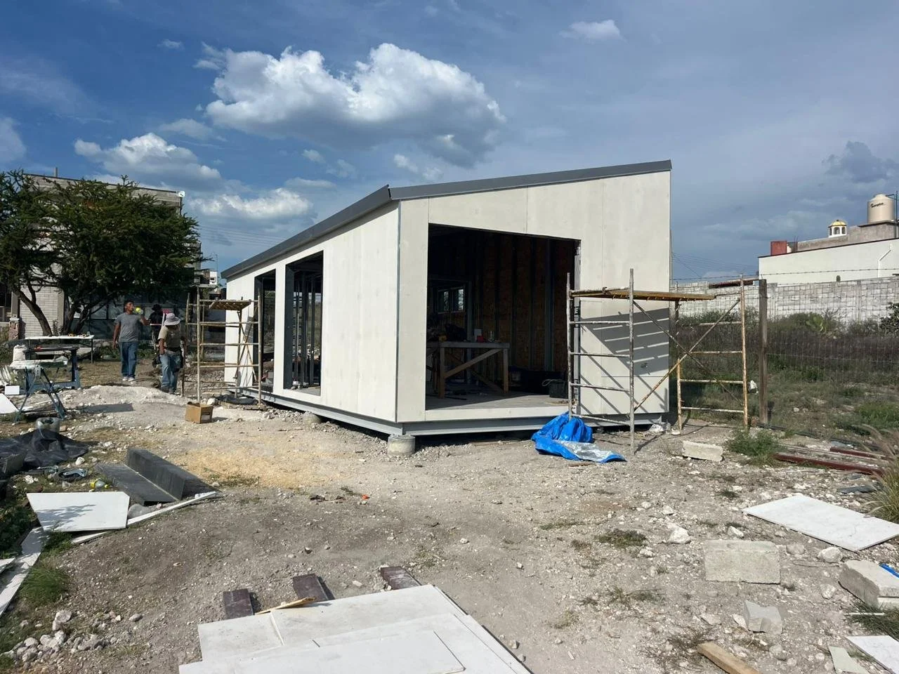 Construcción de una cabaña de estructura ligera metálica, fachada ventilada con paneles prefabricados de concreto, en San Miguel de Allende, México. Diseño por MOR Studio