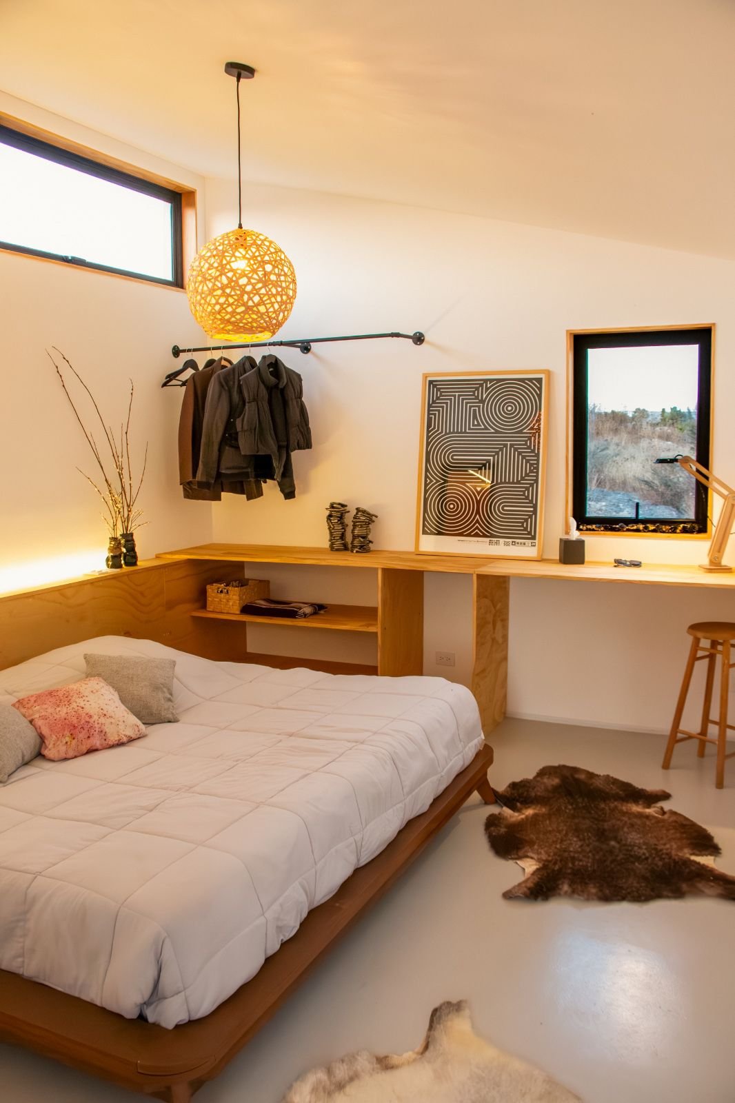 Interior de vivienda compacta en la naturaleza con interiores inspirados en México