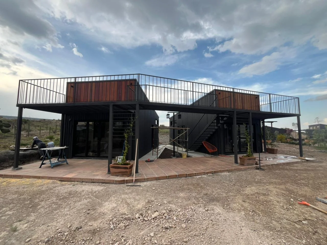 Construcción de casas compactas con estructura metálica ligera y fachada ventilada, un porche con una terraza superior. Ubicadas en San Miguel de Allende, México.